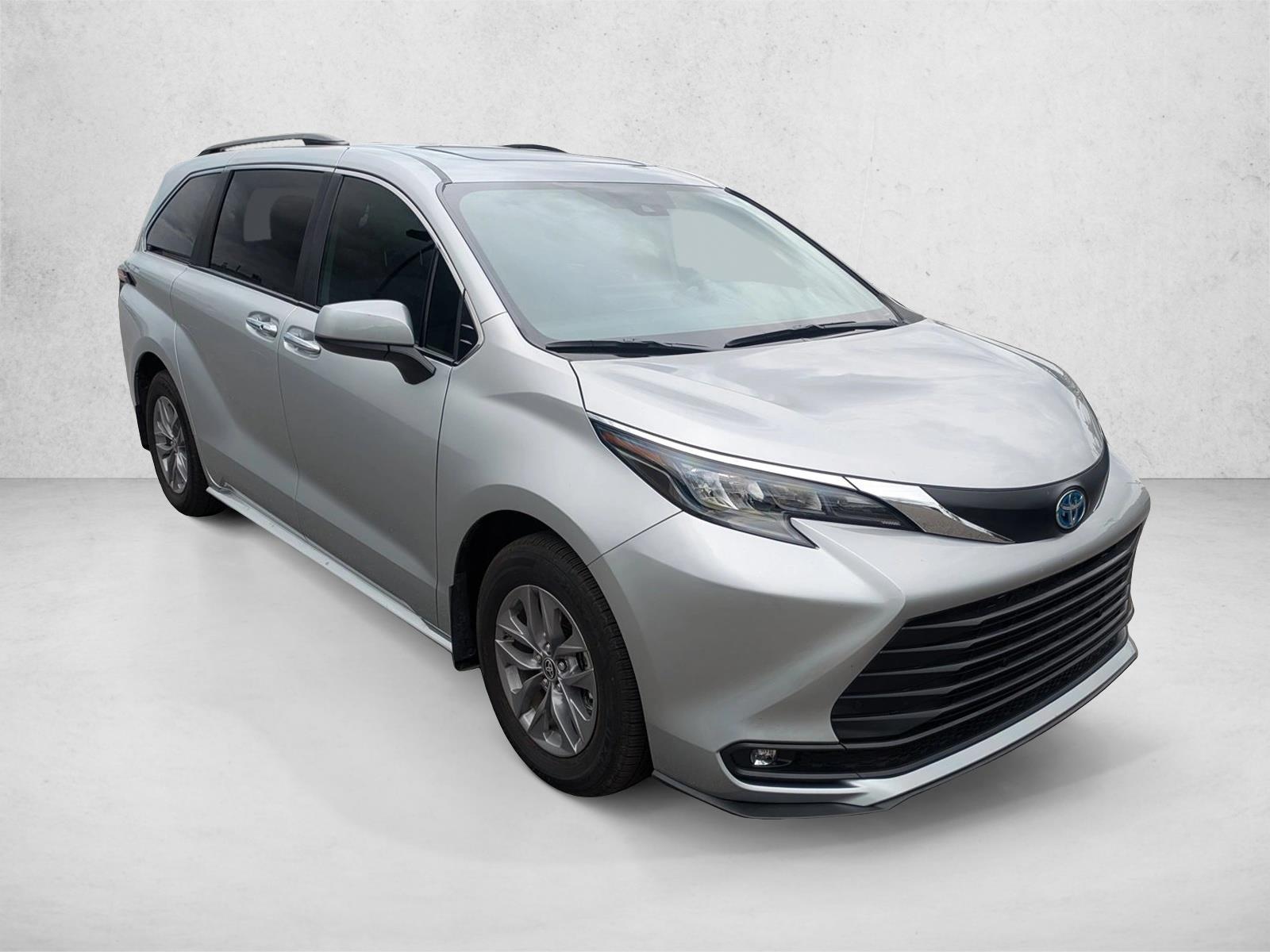 2025 Toyota Sienna XLE photo 3