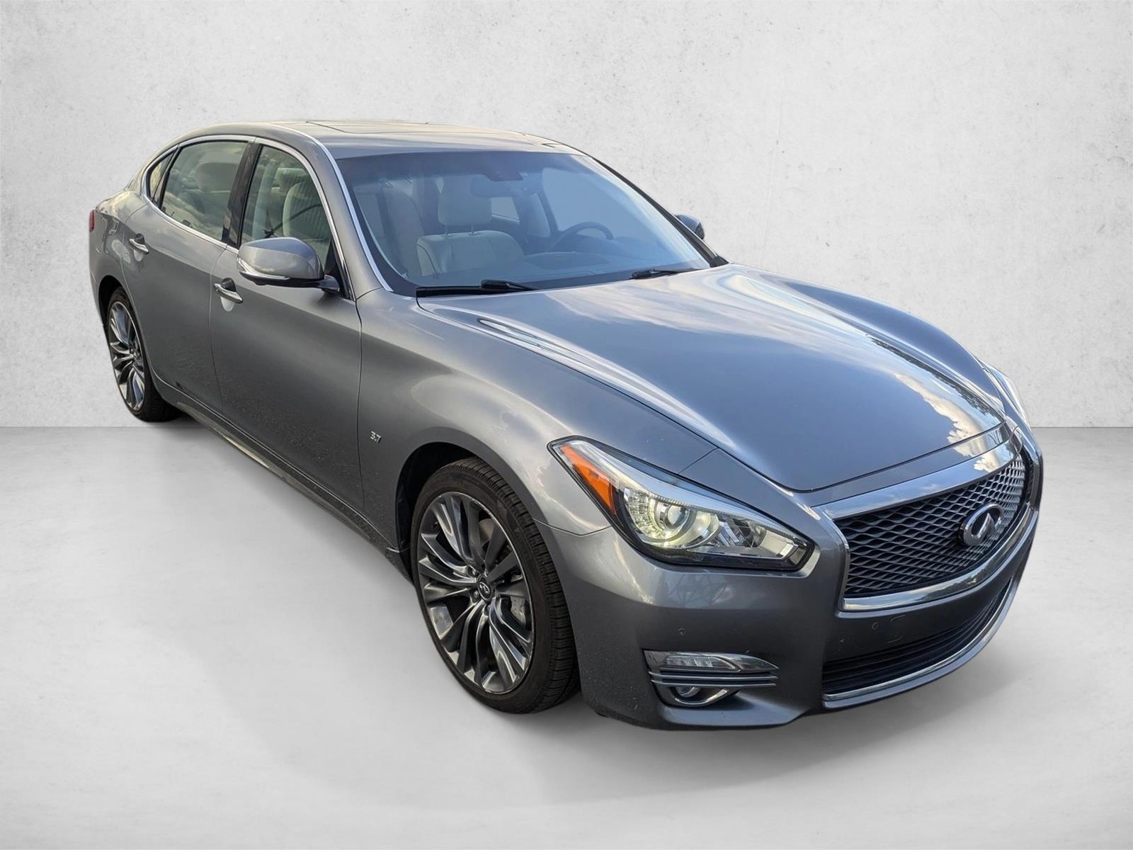 2018 Infiniti Q70L 3.7 Luxe photo 3