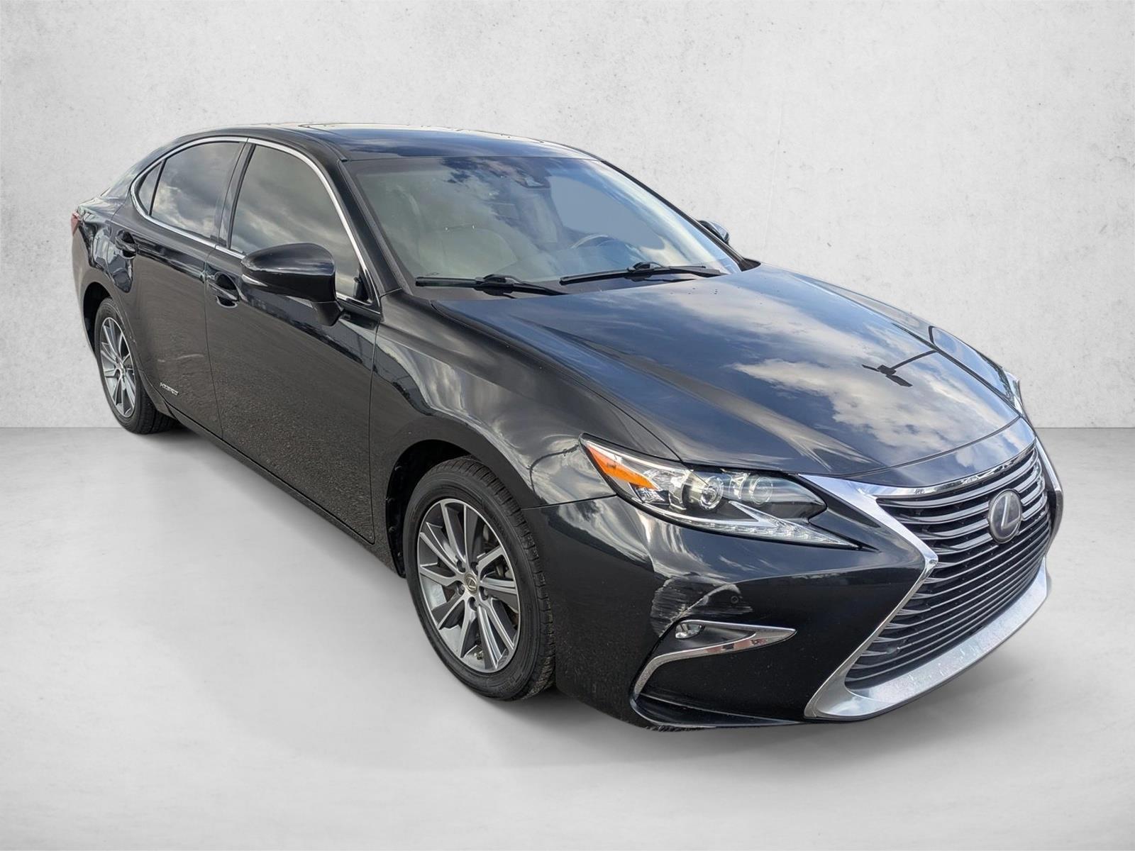 2017 Lexus ES 300h photo 3