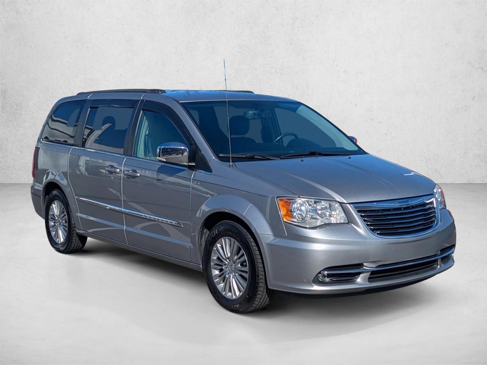 2016 Chrysler Town & Country photo 3