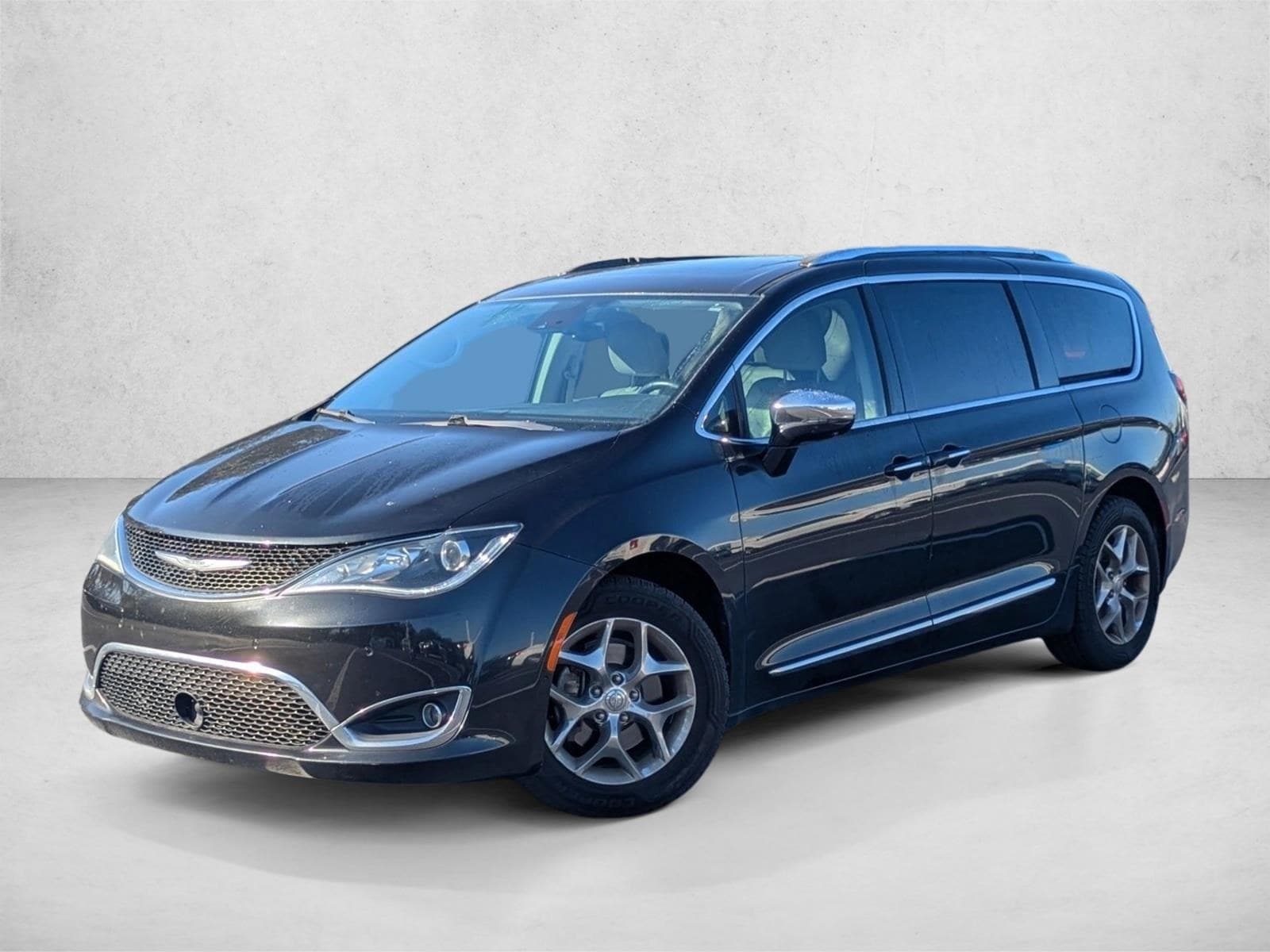 2018 Chrysler Pacifica Limited's photo