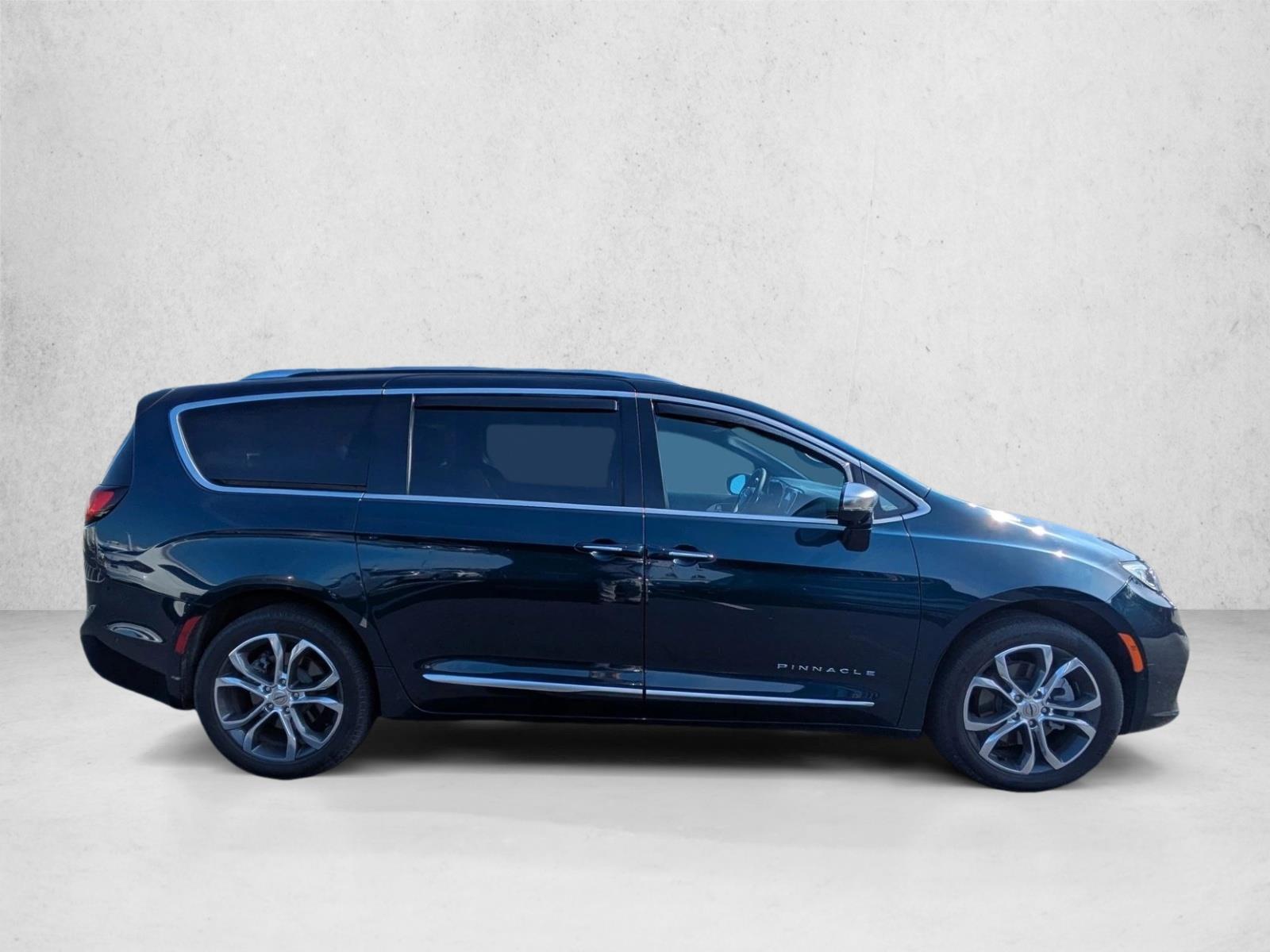 2024 Chrysler Pacifica Pinnacle photo 2