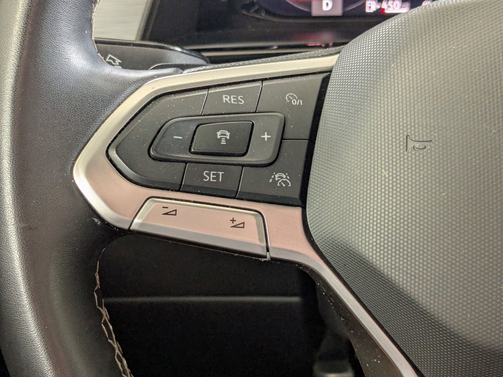 2024 Volkswagen Atlas Cross Sport SE Technology photo 3