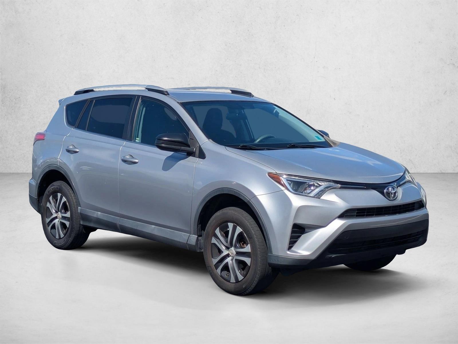 2016 Toyota RAV4 LE photo 3