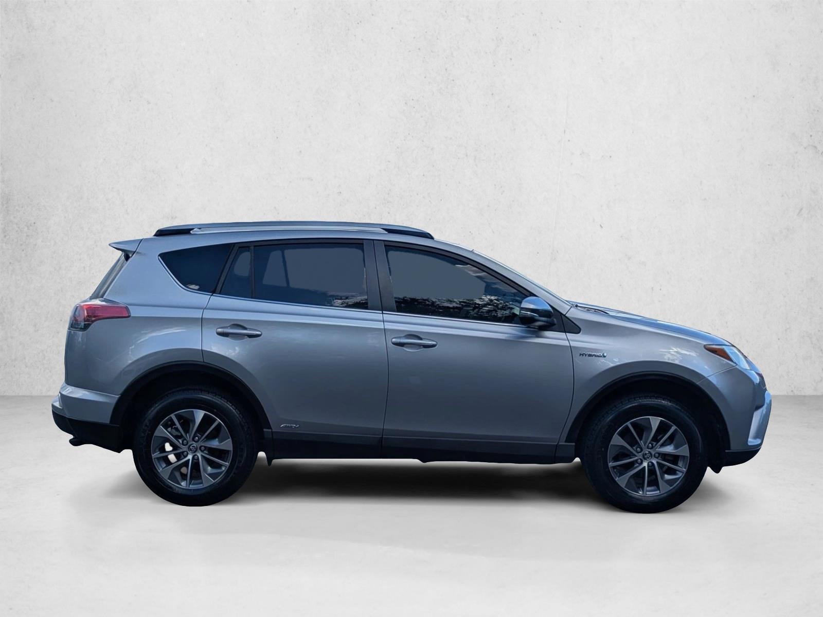 2018 Toyota RAV4 Hybrid LE photo 3