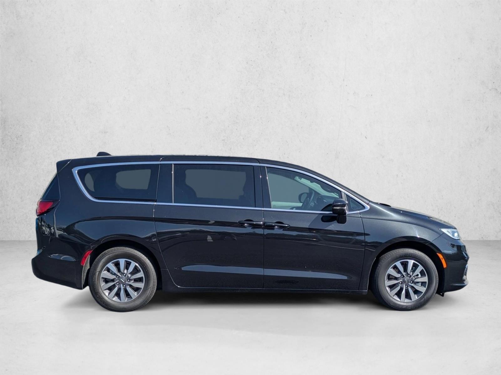 2022 Chrysler Pacifica Hybrid Touring L photo 4