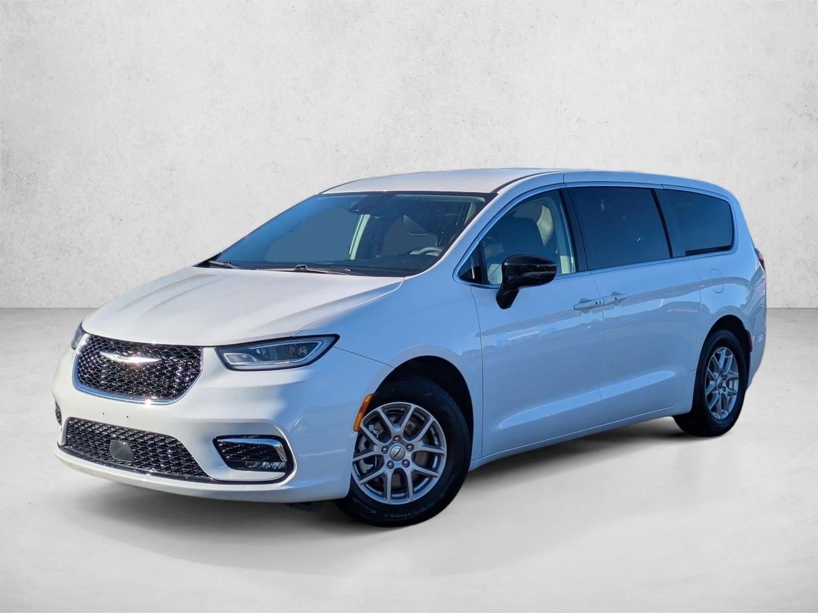 2024 Chrysler Pacifica Touring L's photo