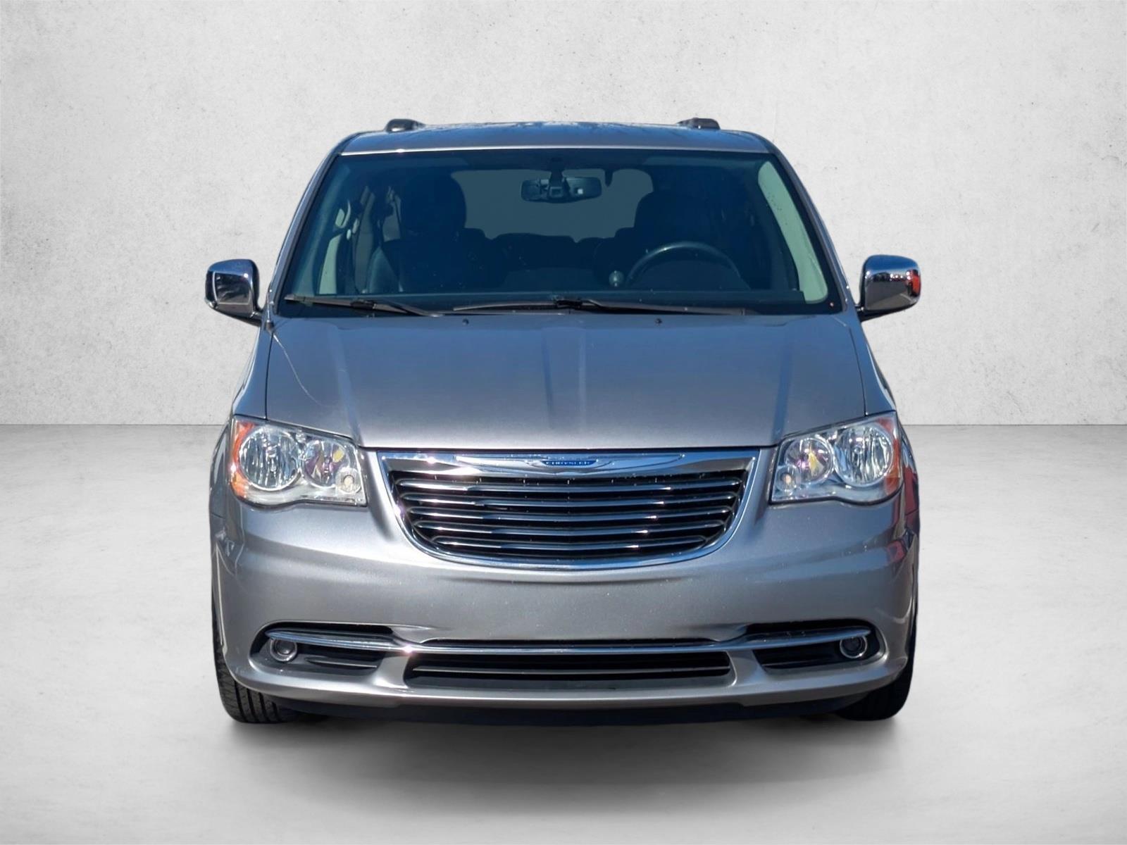 2016 Chrysler Town & Country photo 2