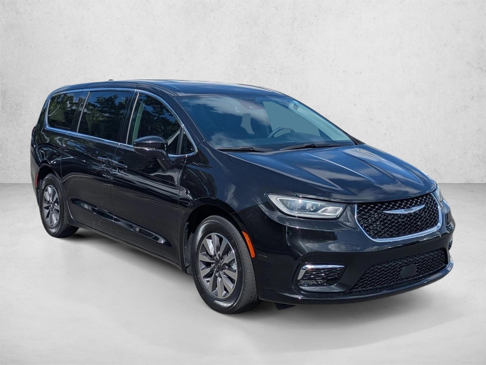 2022 Chrysler Pacifica Hybrid Touring L photo 3