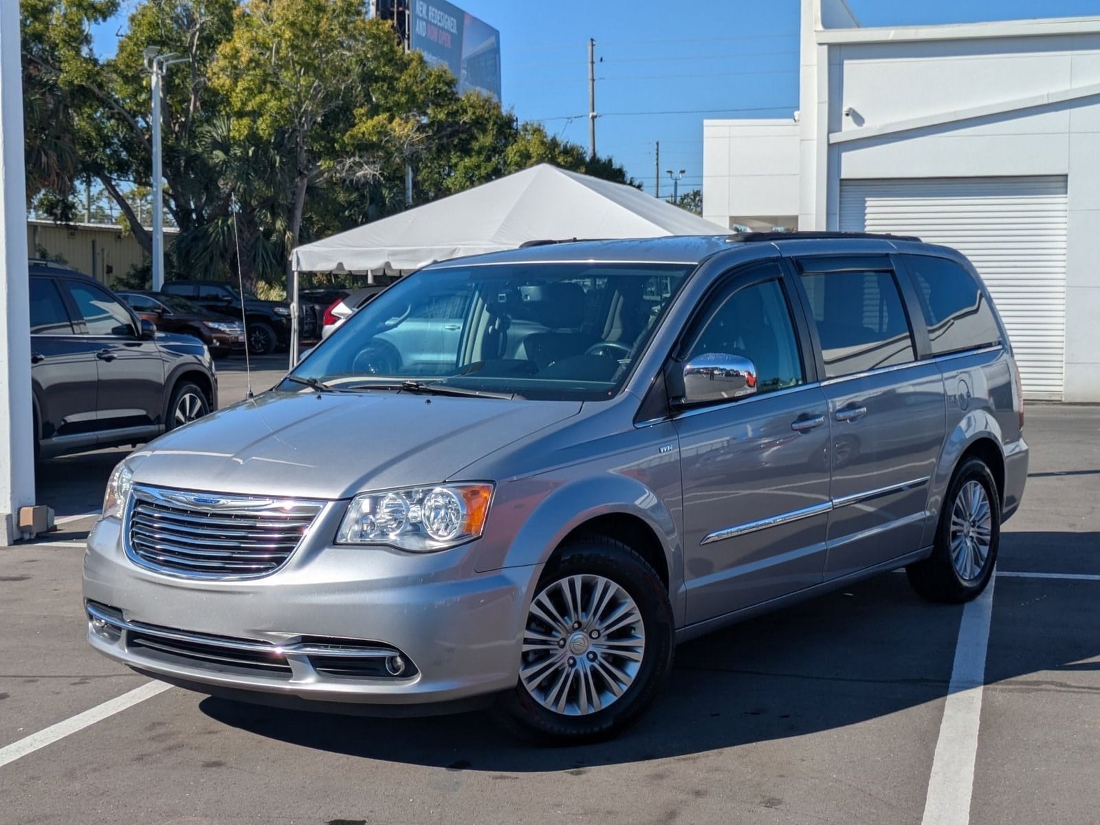 2016 Chrysler Town & Country Touring-L's photo