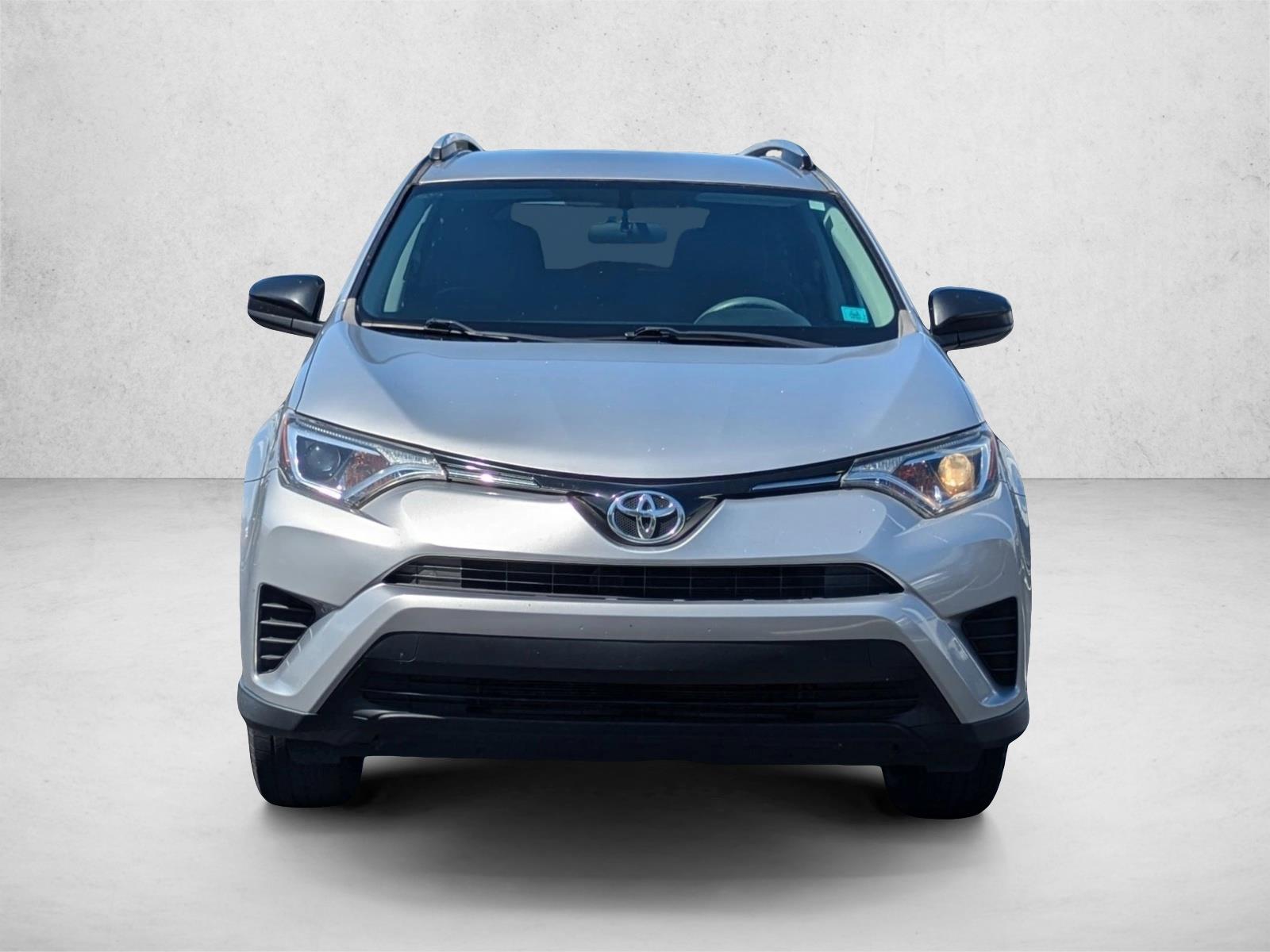 2016 Toyota RAV4 LE photo 2
