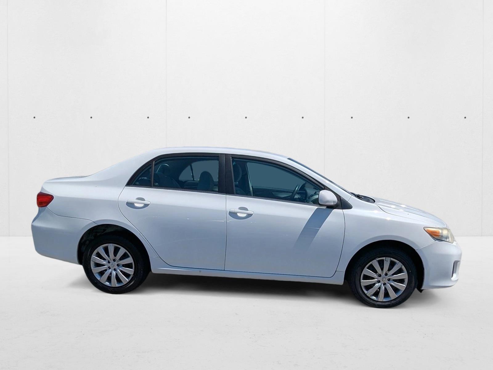 2013 Toyota Corolla LE photo 3