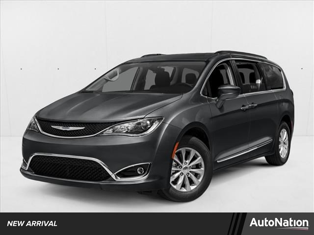 2017 Chrysler Pacifica Touring-L's photo