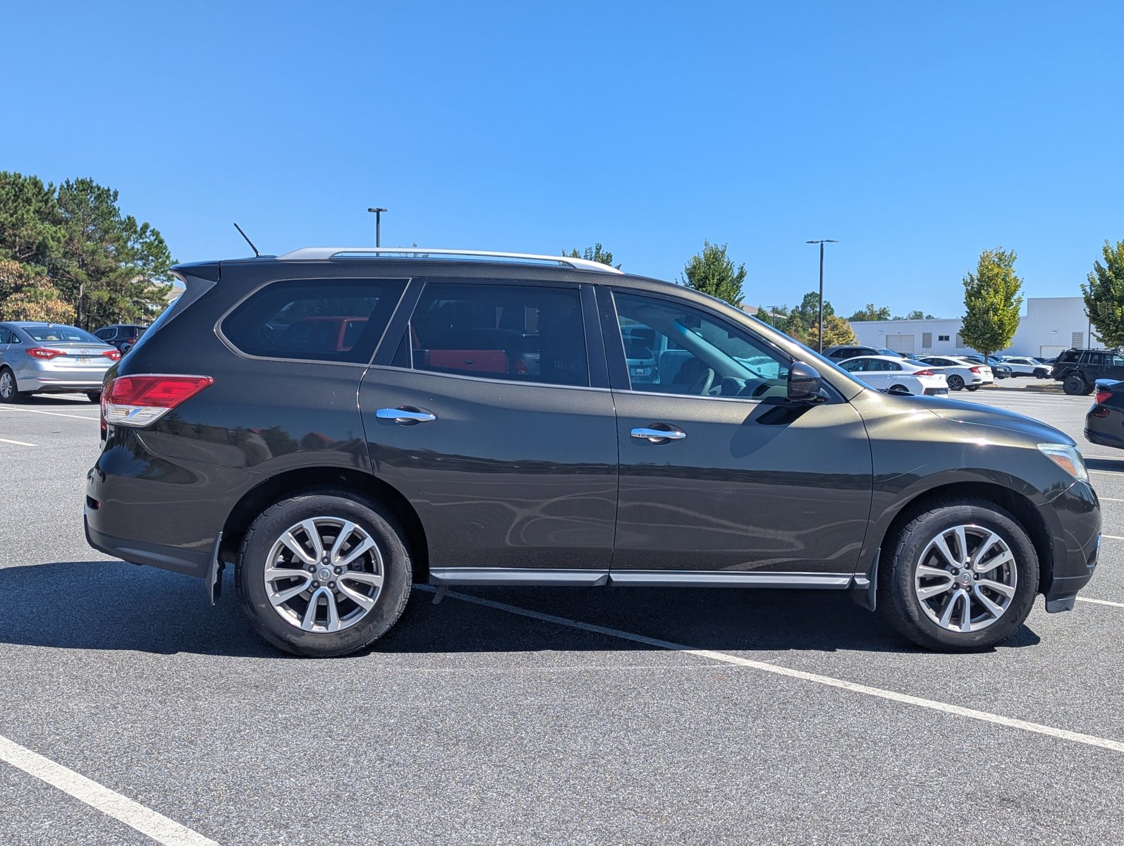 2015 Nissan Pathfinder SV photo 4