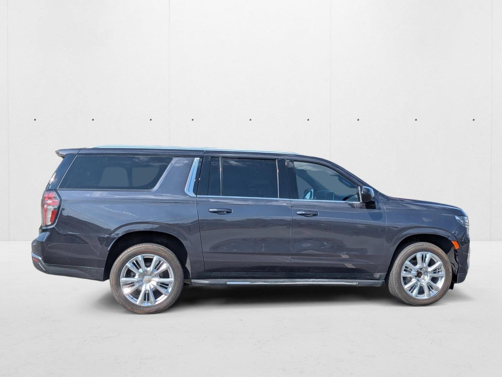 2022 Chevrolet Suburban LT photo 3