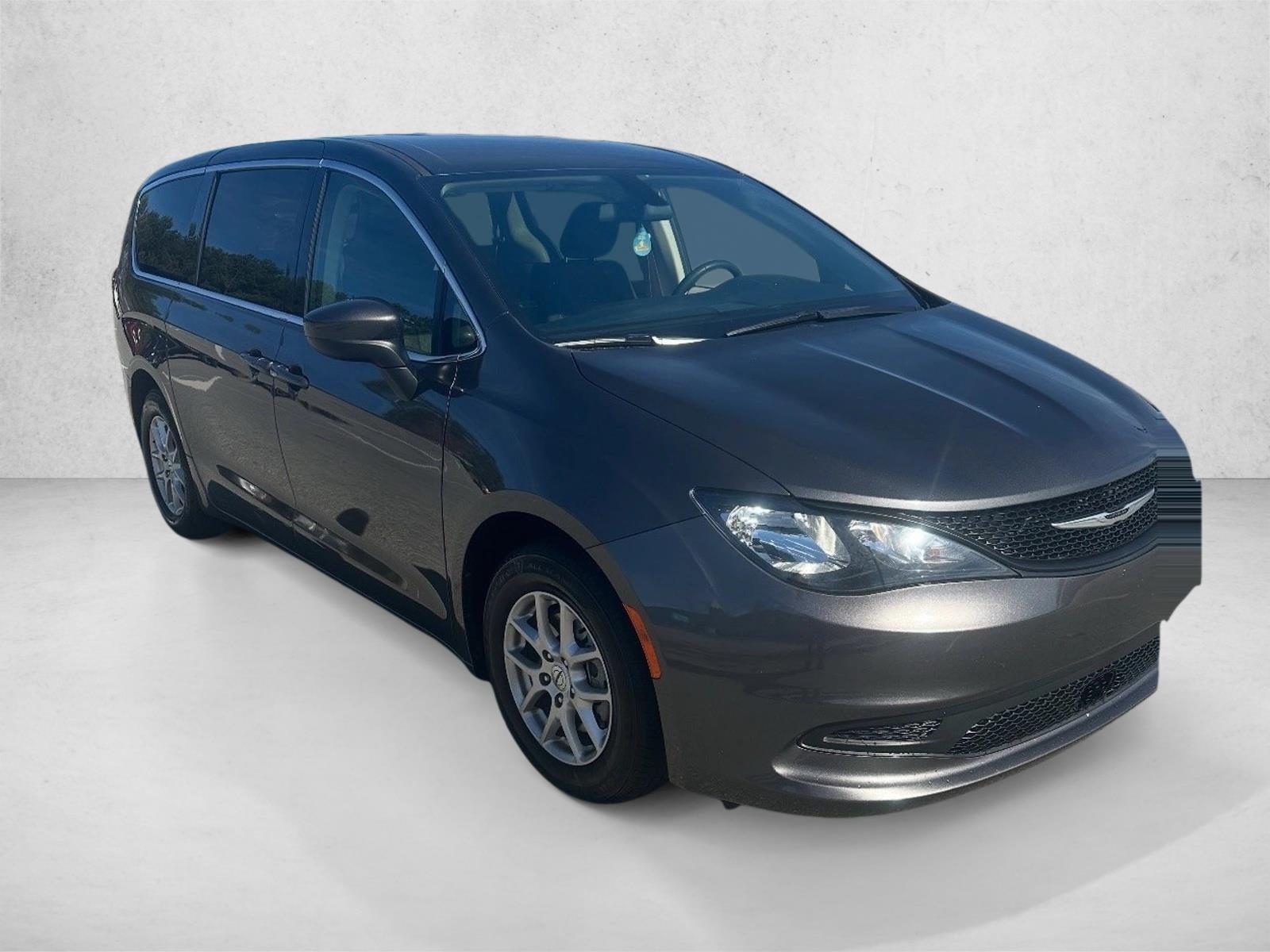 2022 Chrysler Voyager LX photo 3