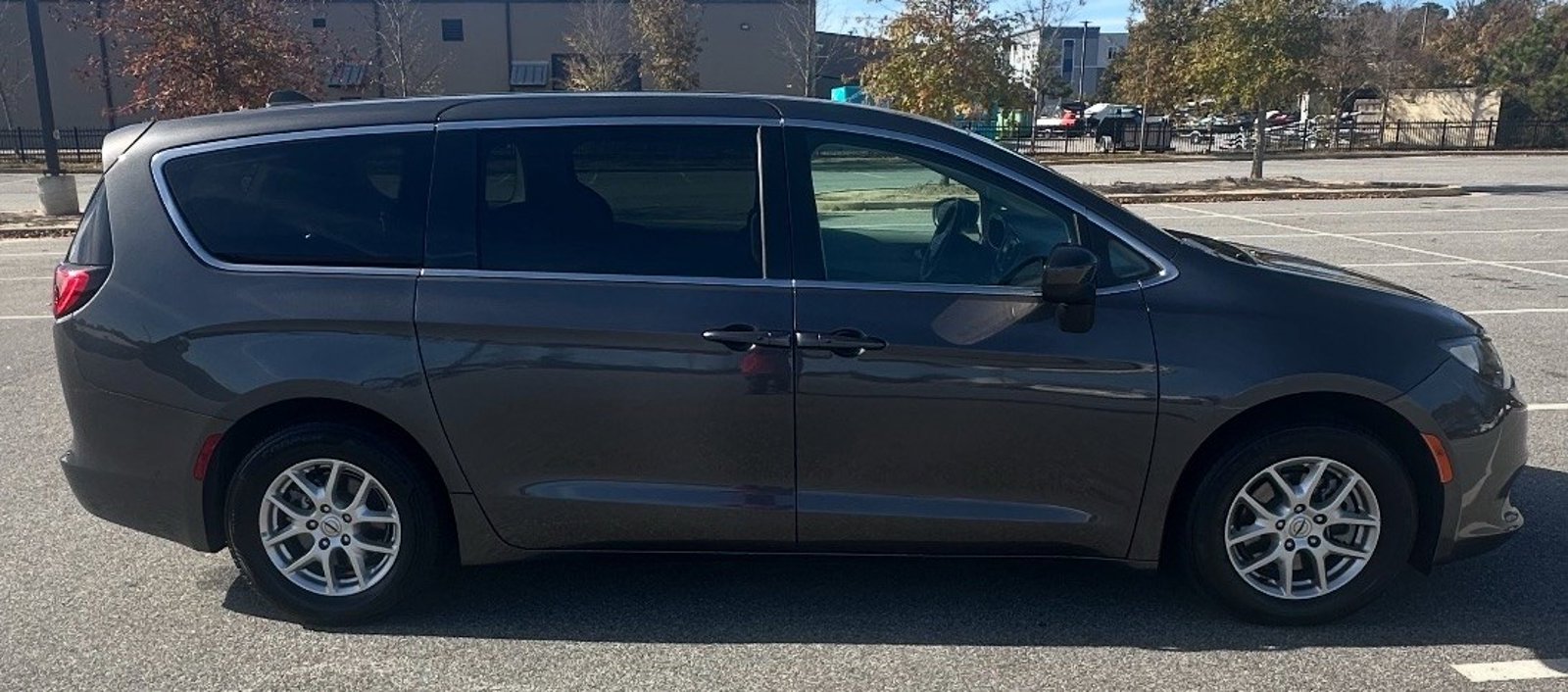 2022 Chrysler Voyager LX photo 4