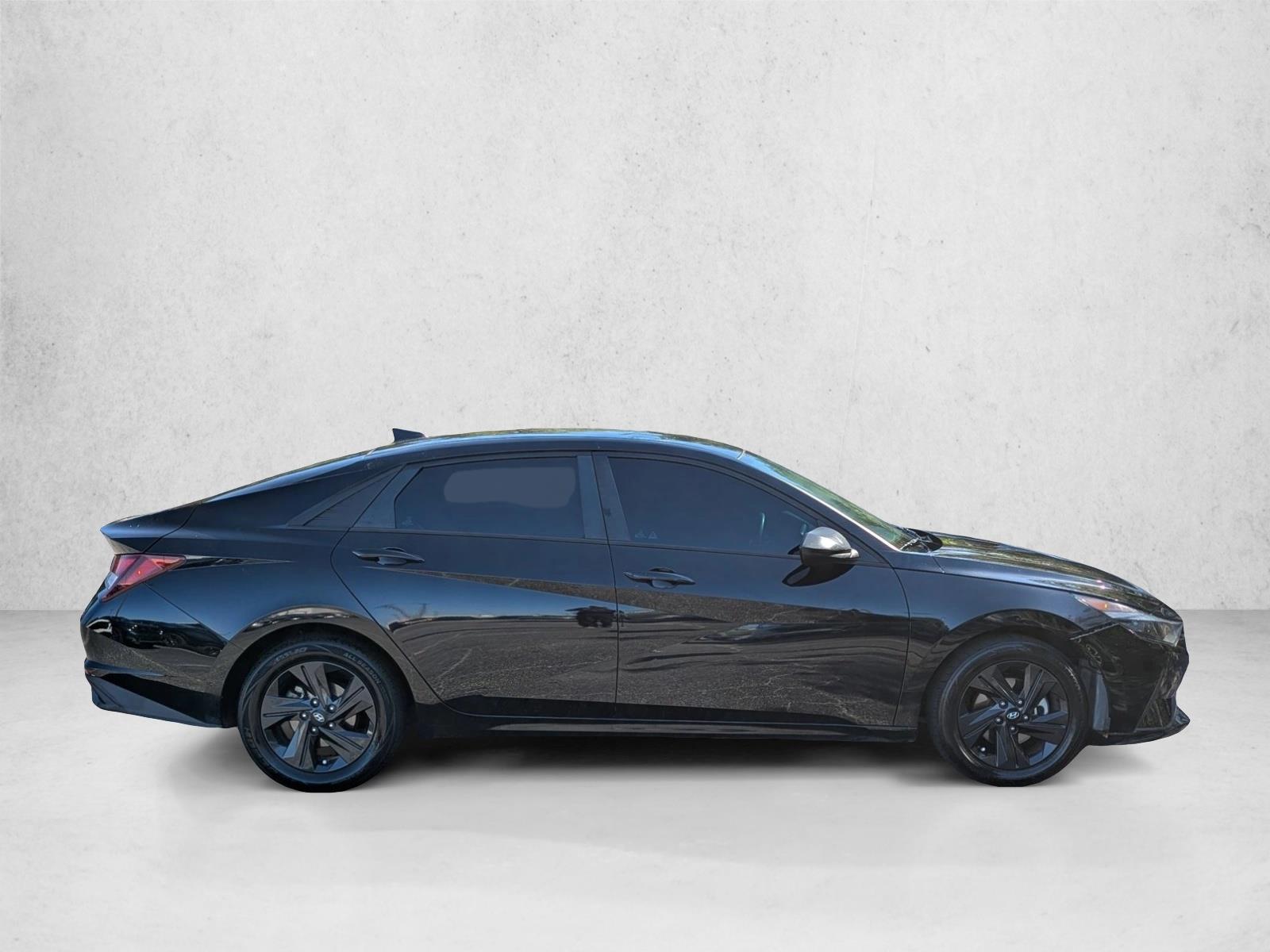 2022 Hyundai Elantra SEL photo 4