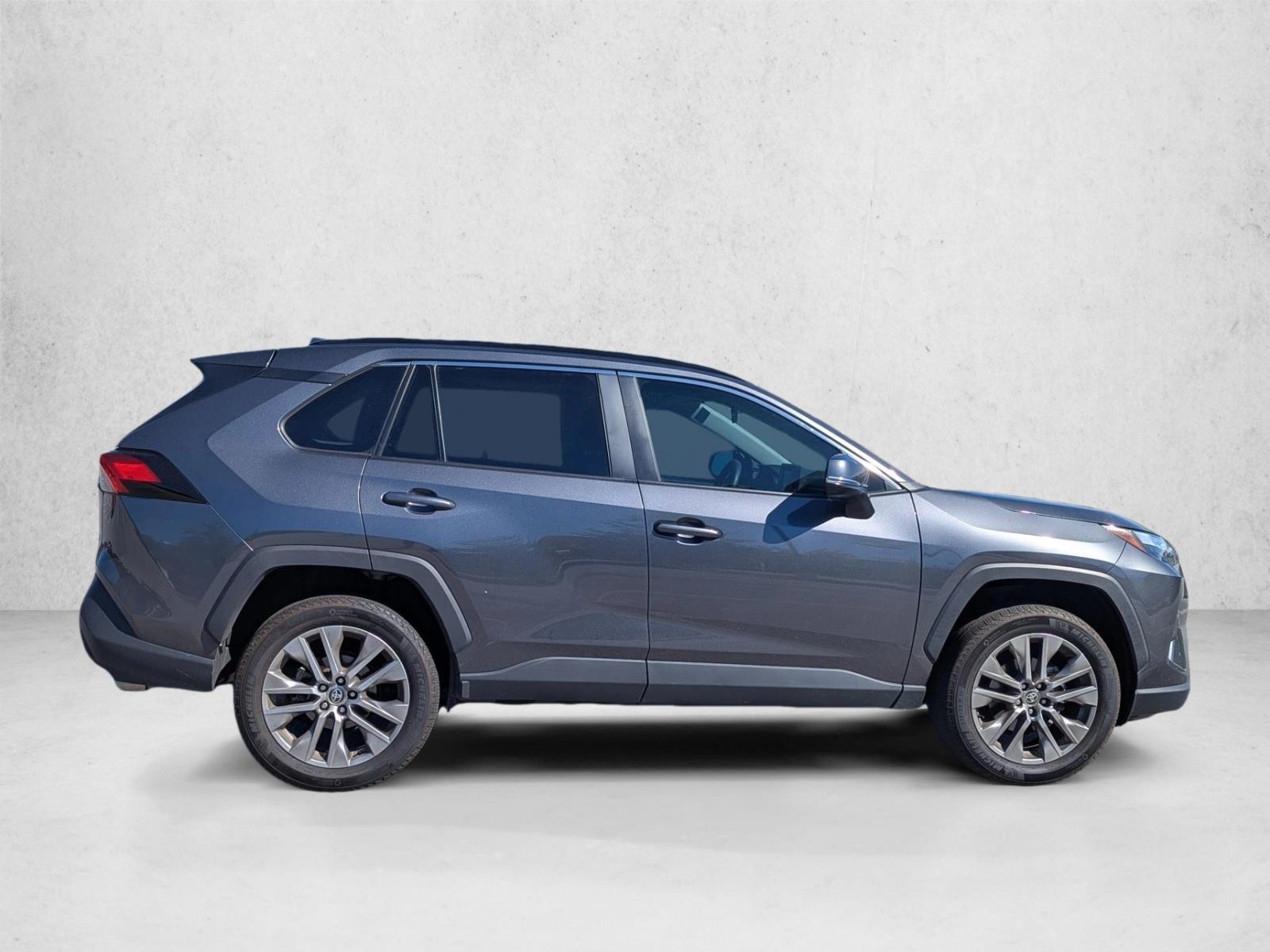 2022 Toyota RAV4 XLE Premium photo 4