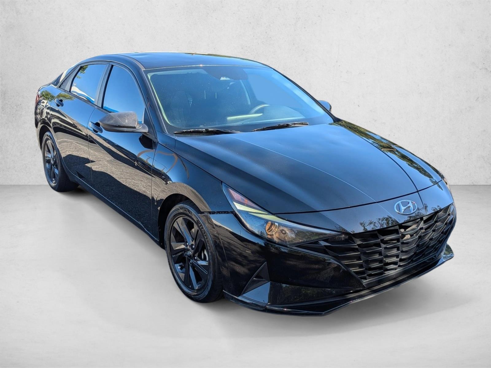 2022 Hyundai Elantra SEL photo 3