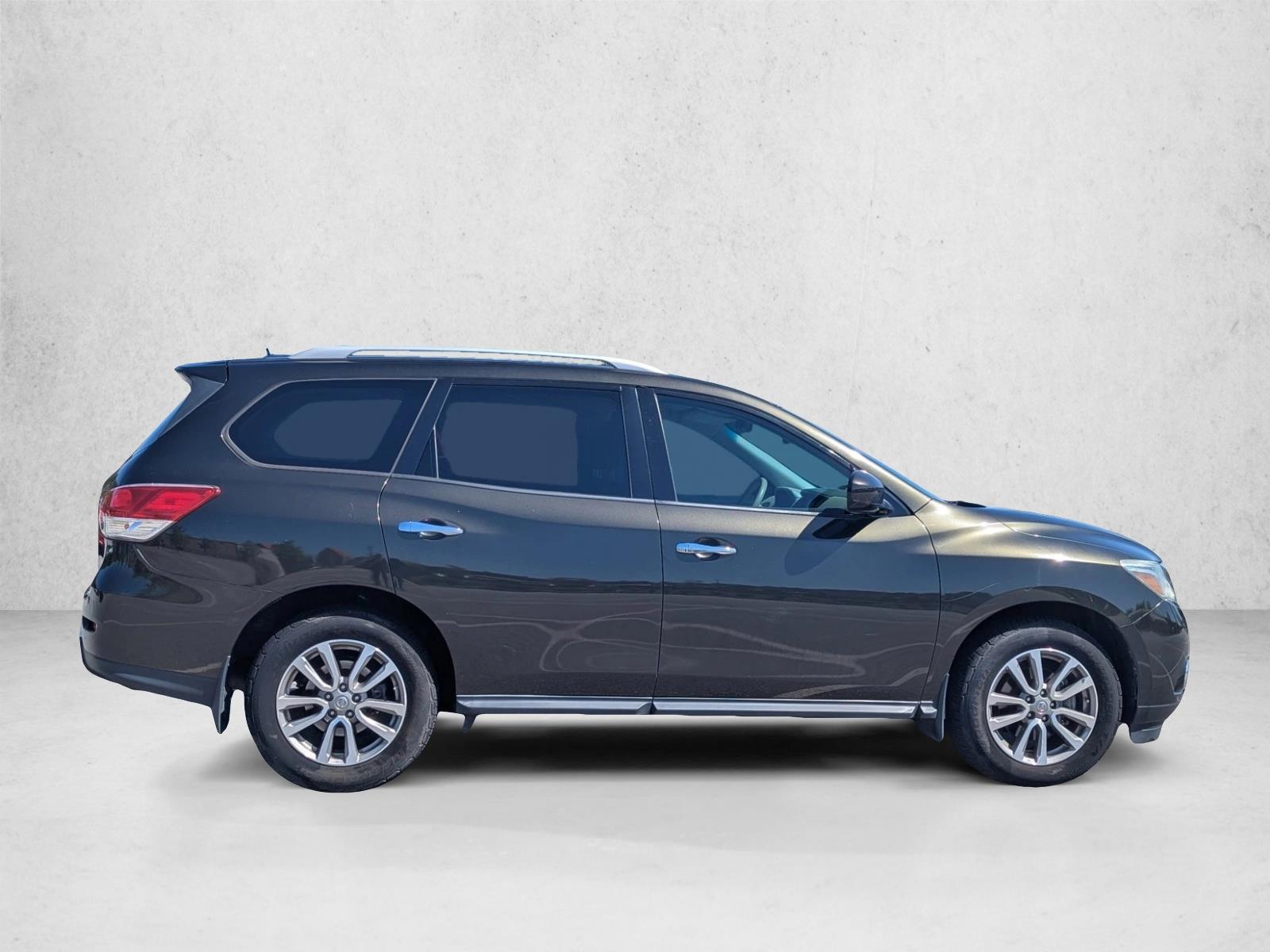 2015 Nissan Pathfinder SV photo 4