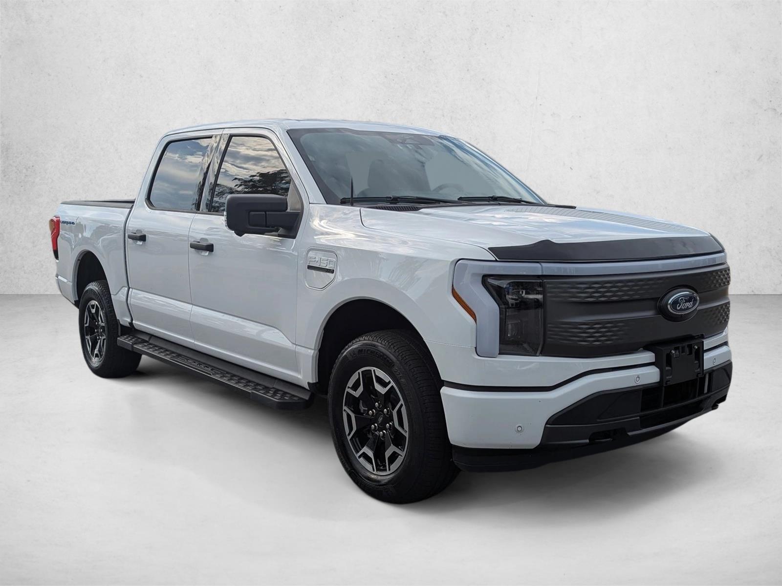2023 Ford F-150 Lightning XLT photo 3