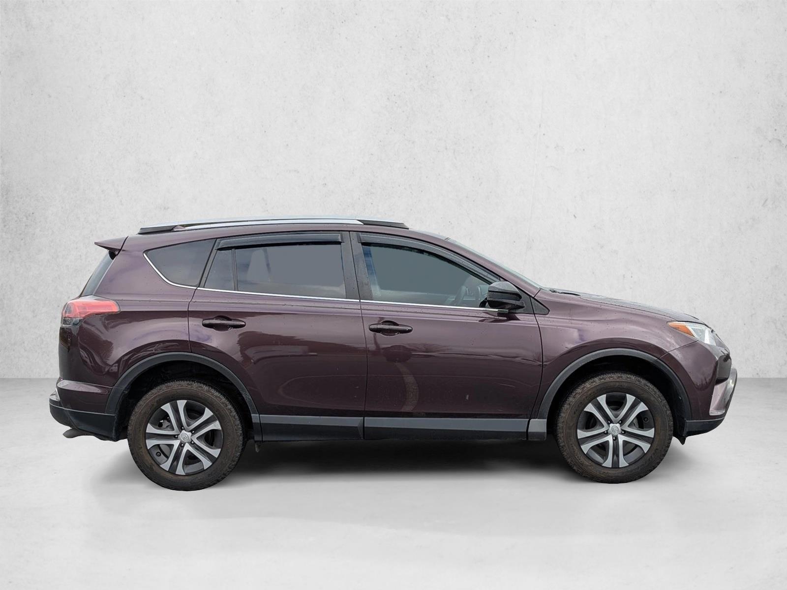2018 Toyota RAV4 LE photo 4