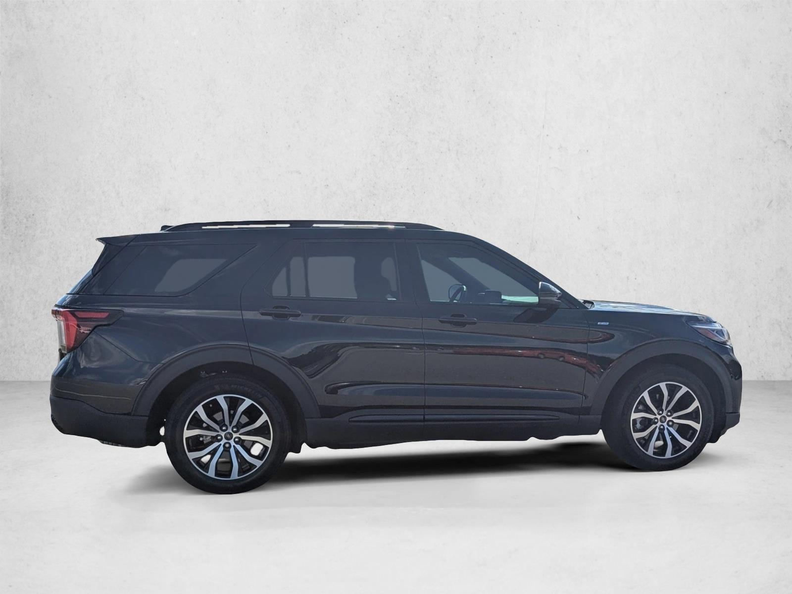 2025 Ford Explorer ST-Line photo 4