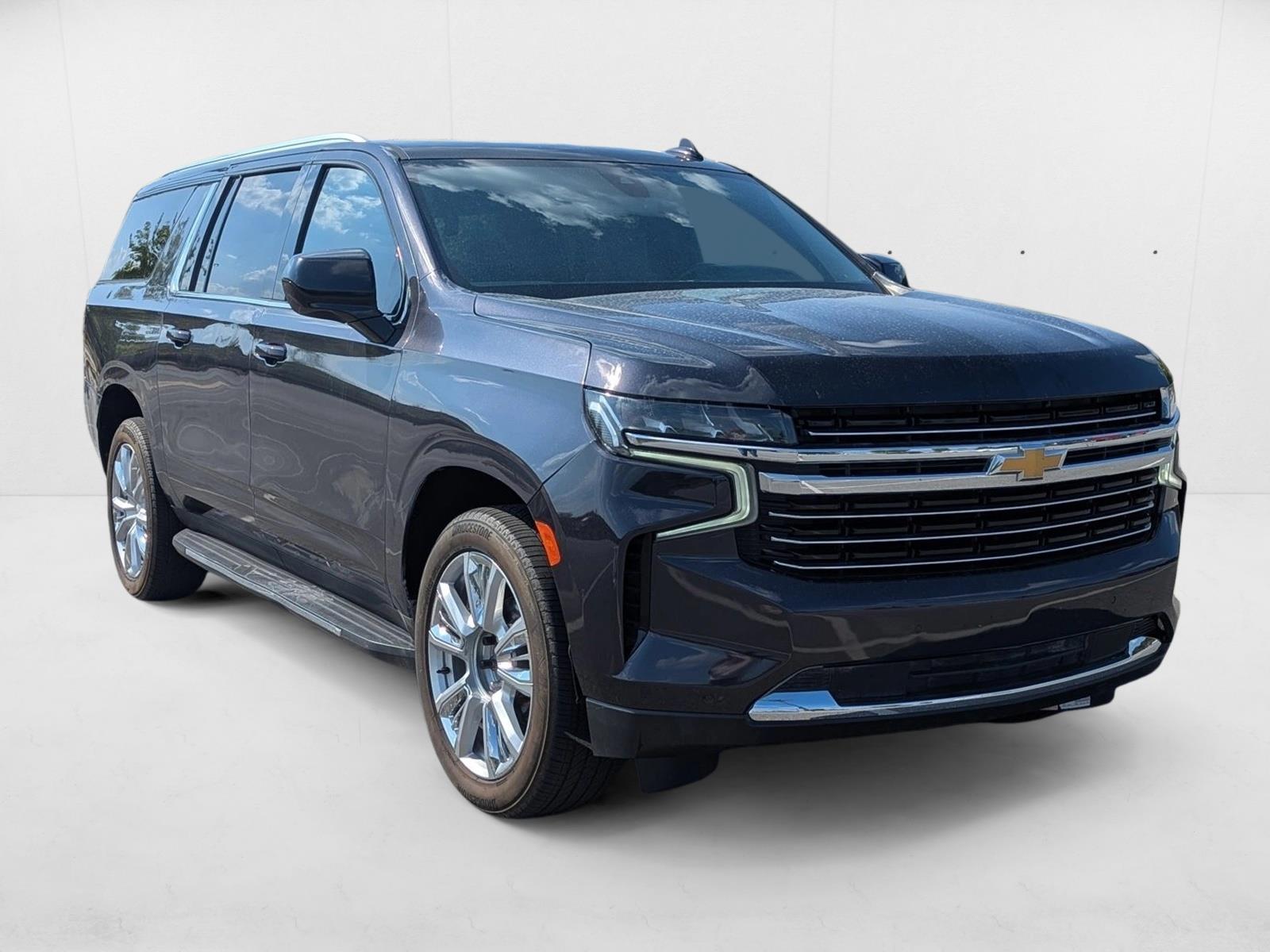 2022 Chevrolet Suburban LT photo 2