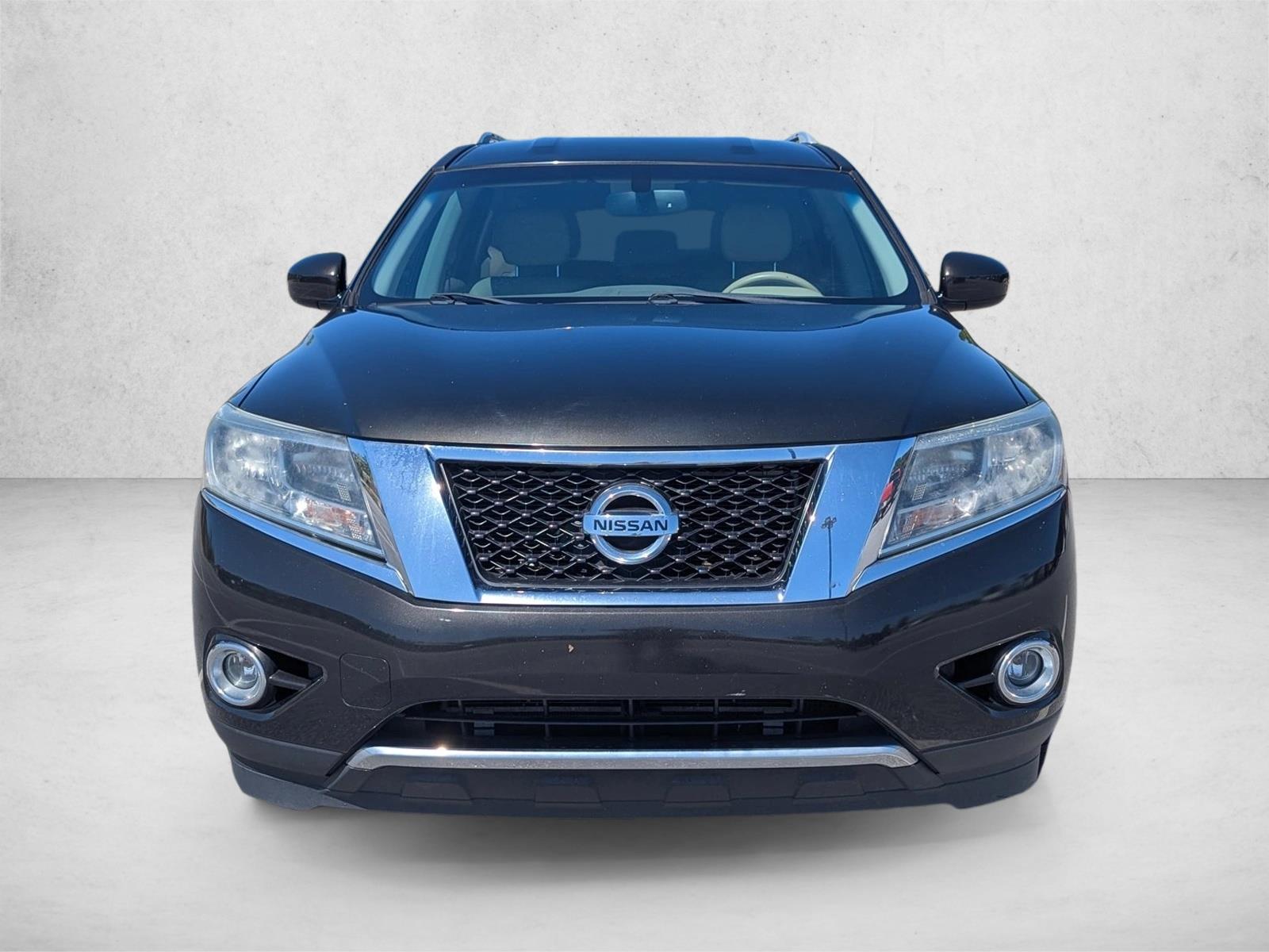 2015 Nissan Pathfinder SV photo 2
