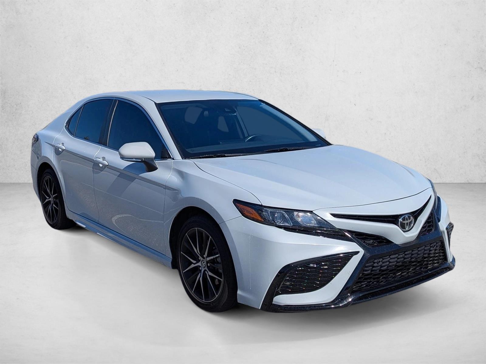 2022 Toyota Camry SE photo 3