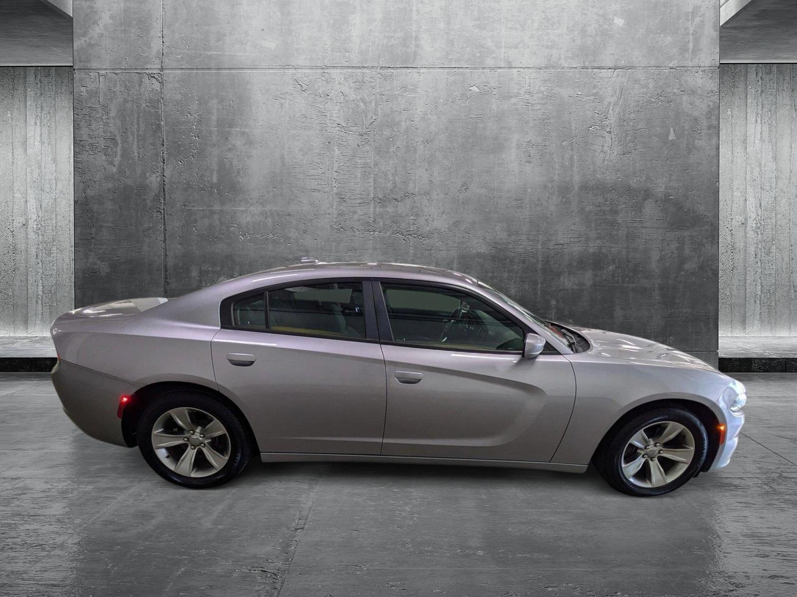 2016 Dodge Charger SXT photo 4