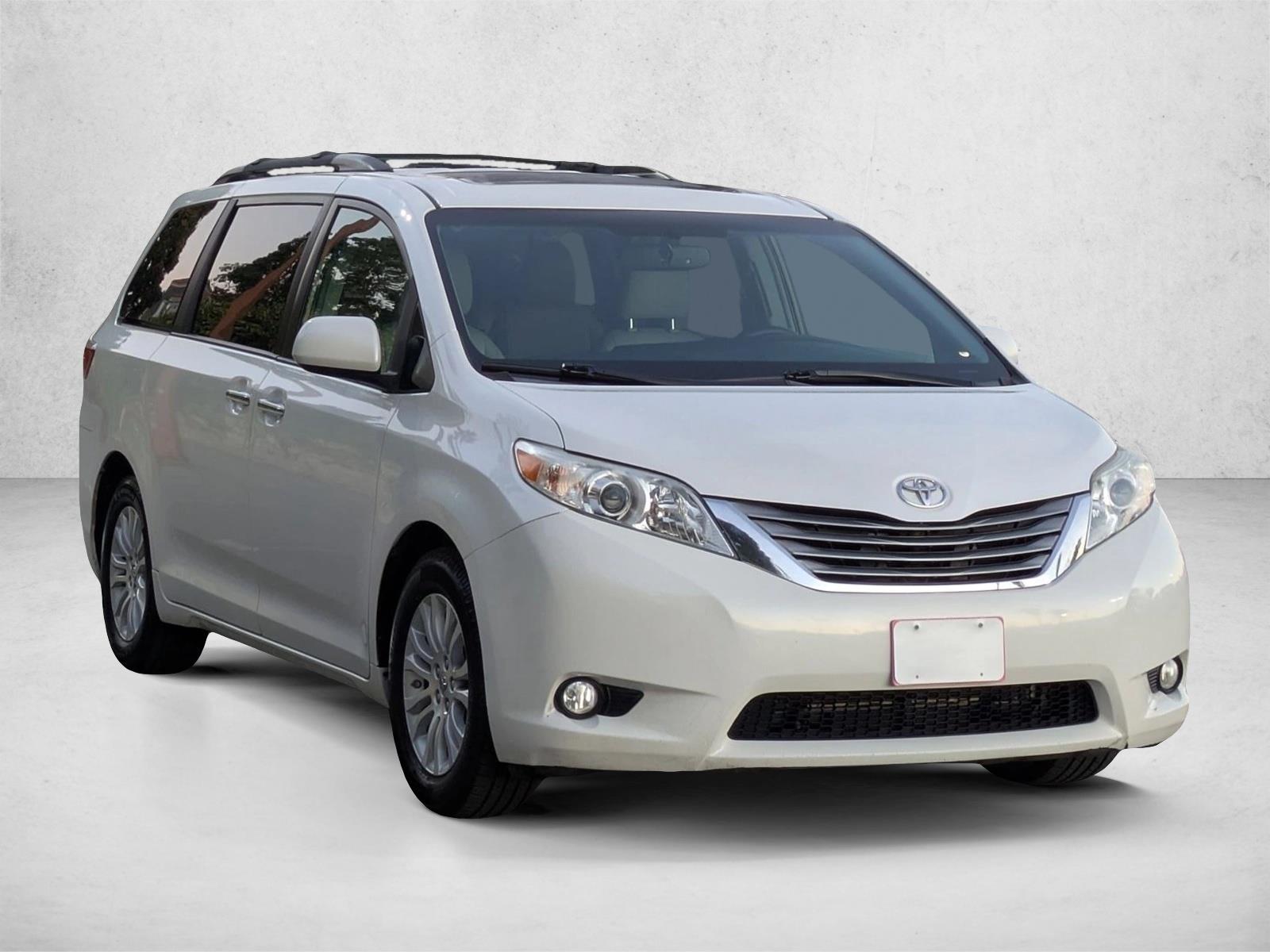2015 Toyota Sienna XLE photo 3