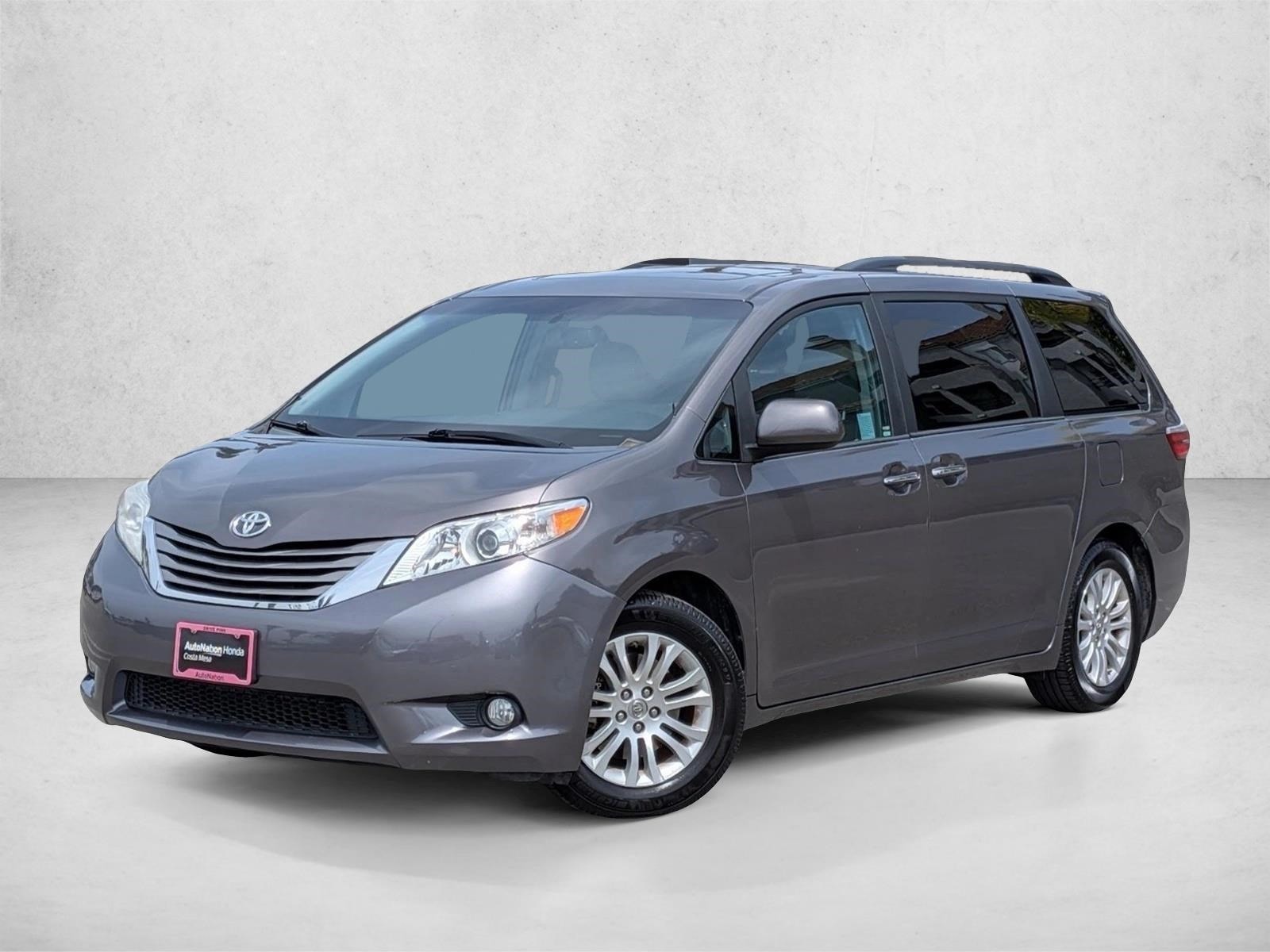 2015 Toyota Sienna XLE photo 1