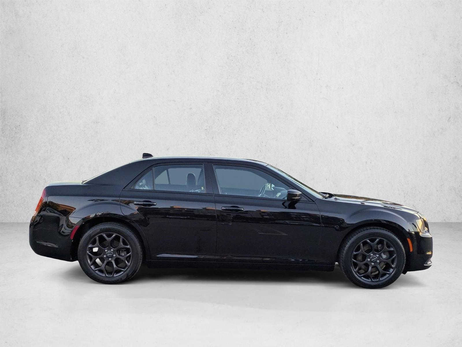 2019 Chrysler 300 photo 4