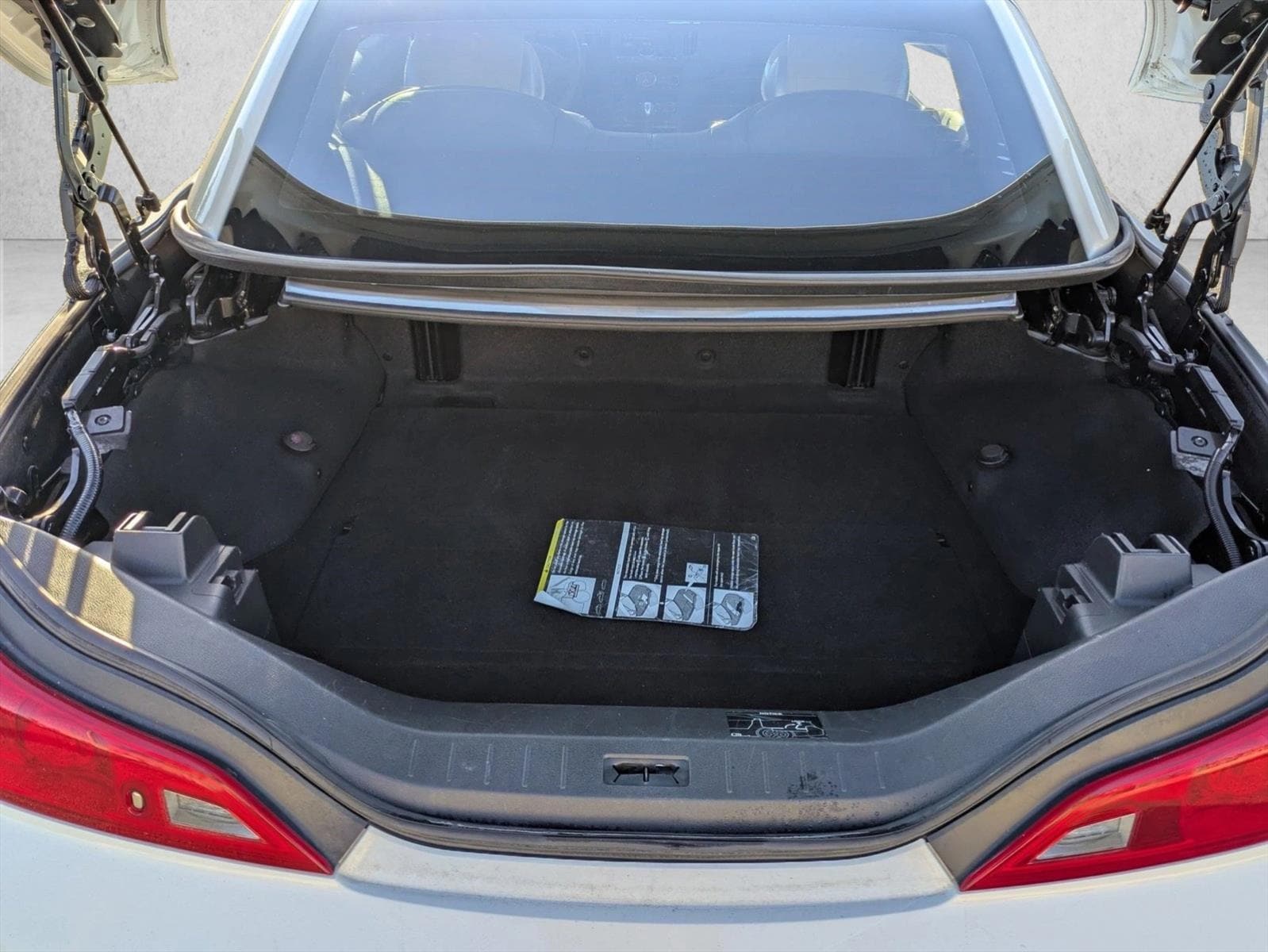 2011 INFINITI G37 Base photo 6