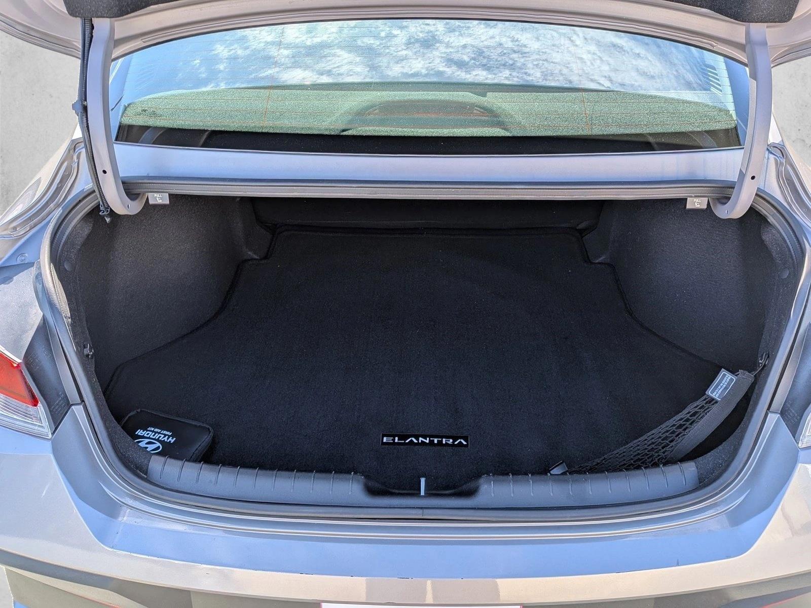 2024 Hyundai Elantra SEL photo 5