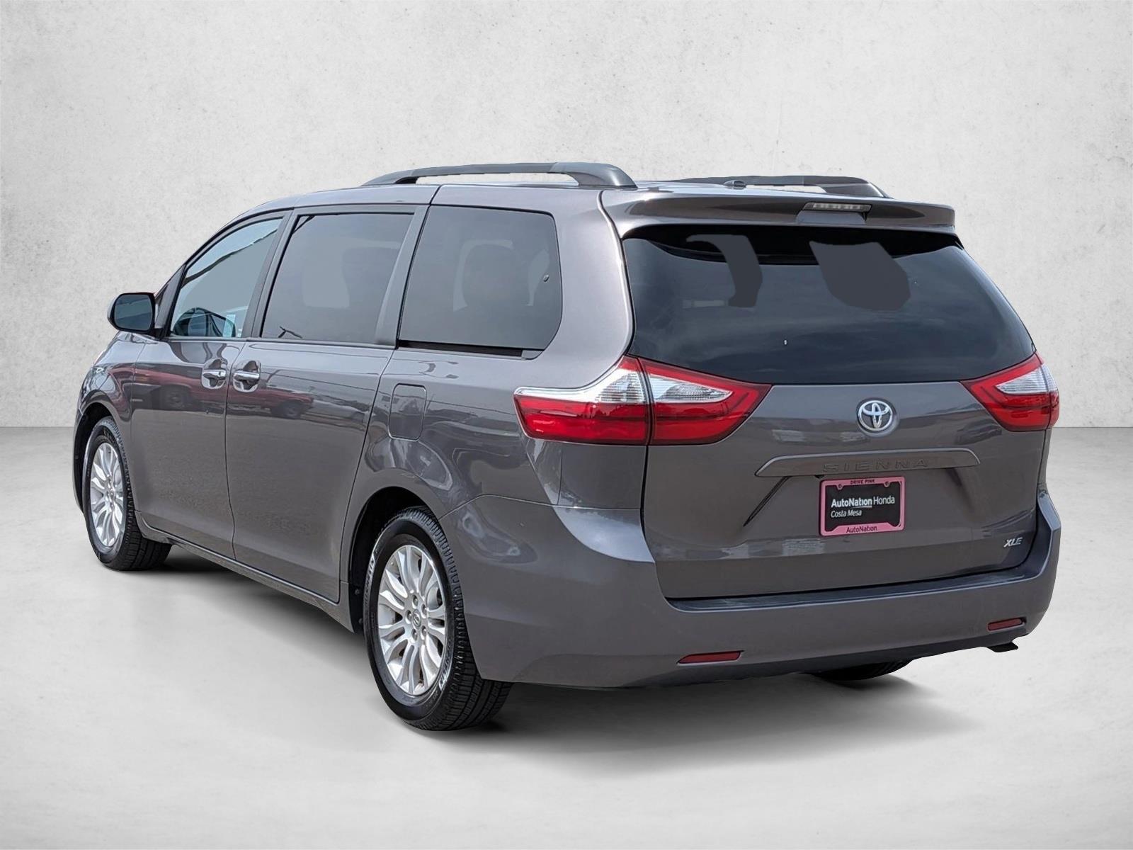 2015 Toyota Sienna XLE photo 3