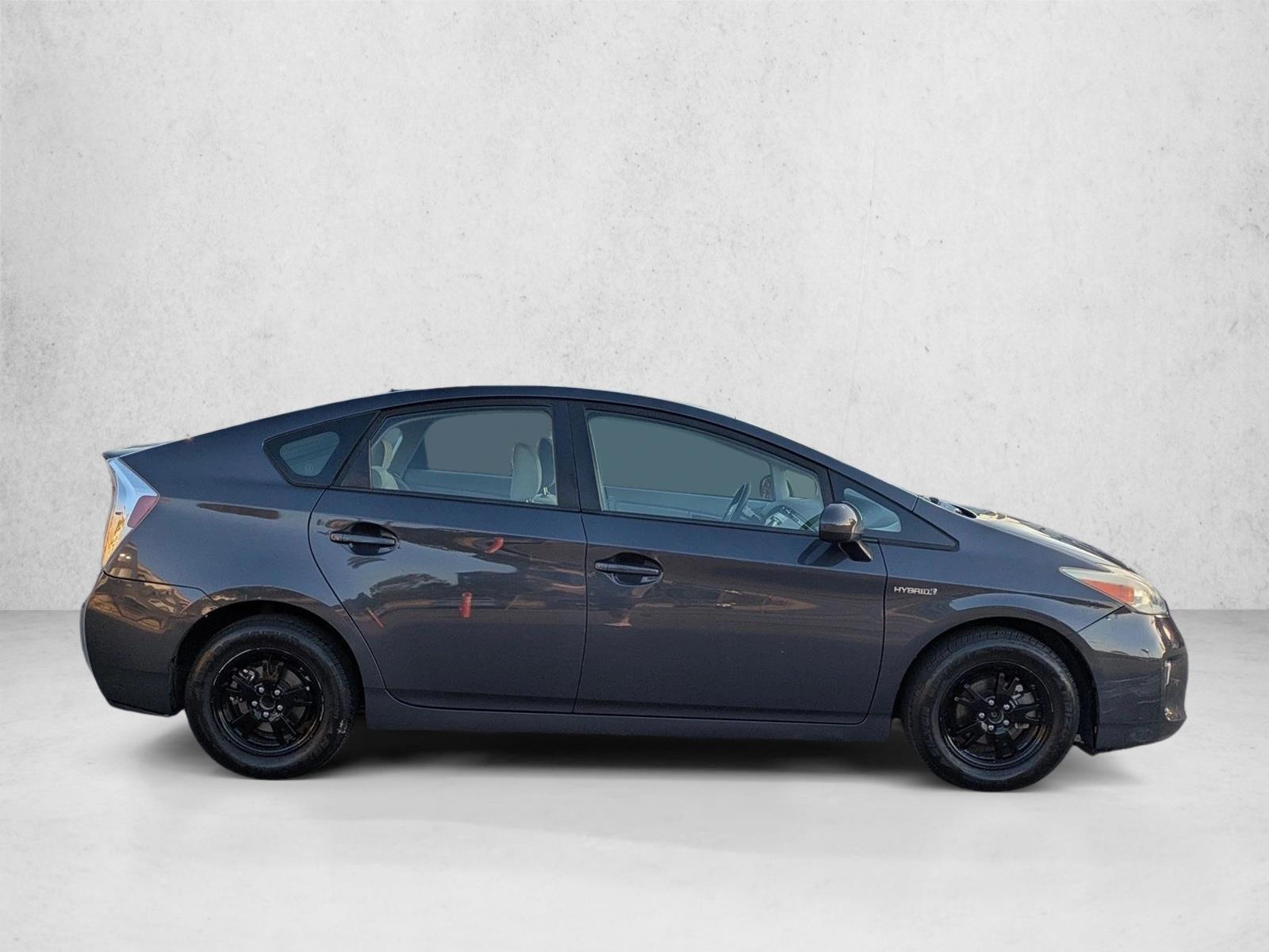 2013 Toyota Prius Two photo 4