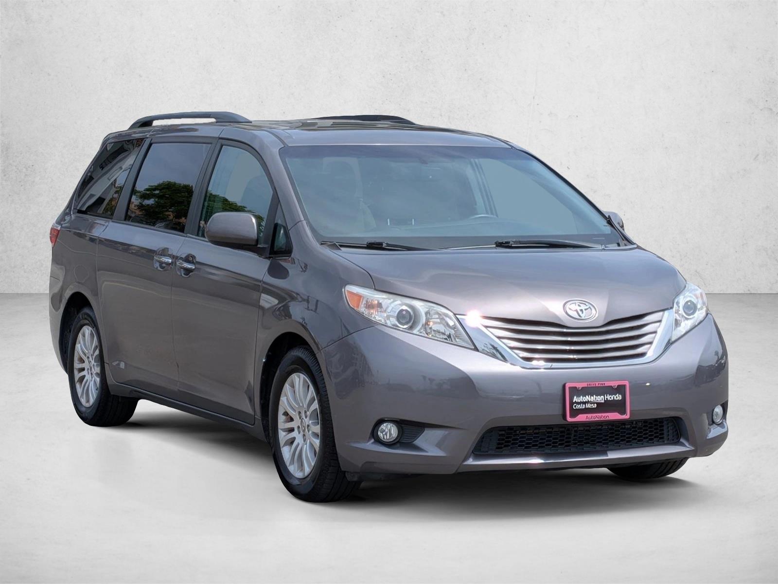 2015 Toyota Sienna XLE photo 2