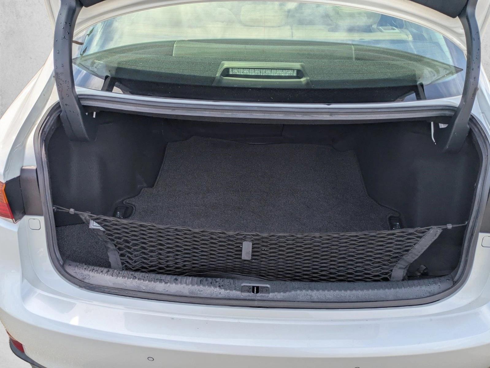 2017 LEXUS IS 200t photo 5