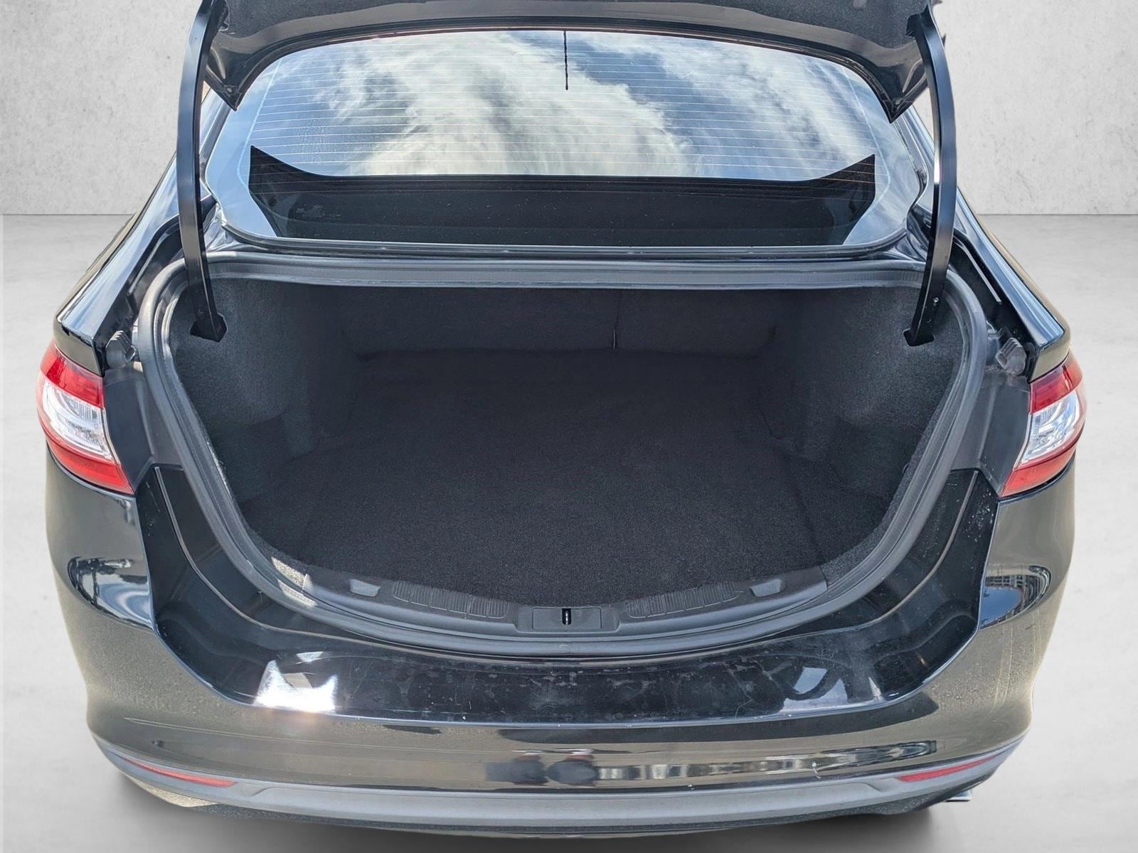 2016 Ford Fusion S photo 6