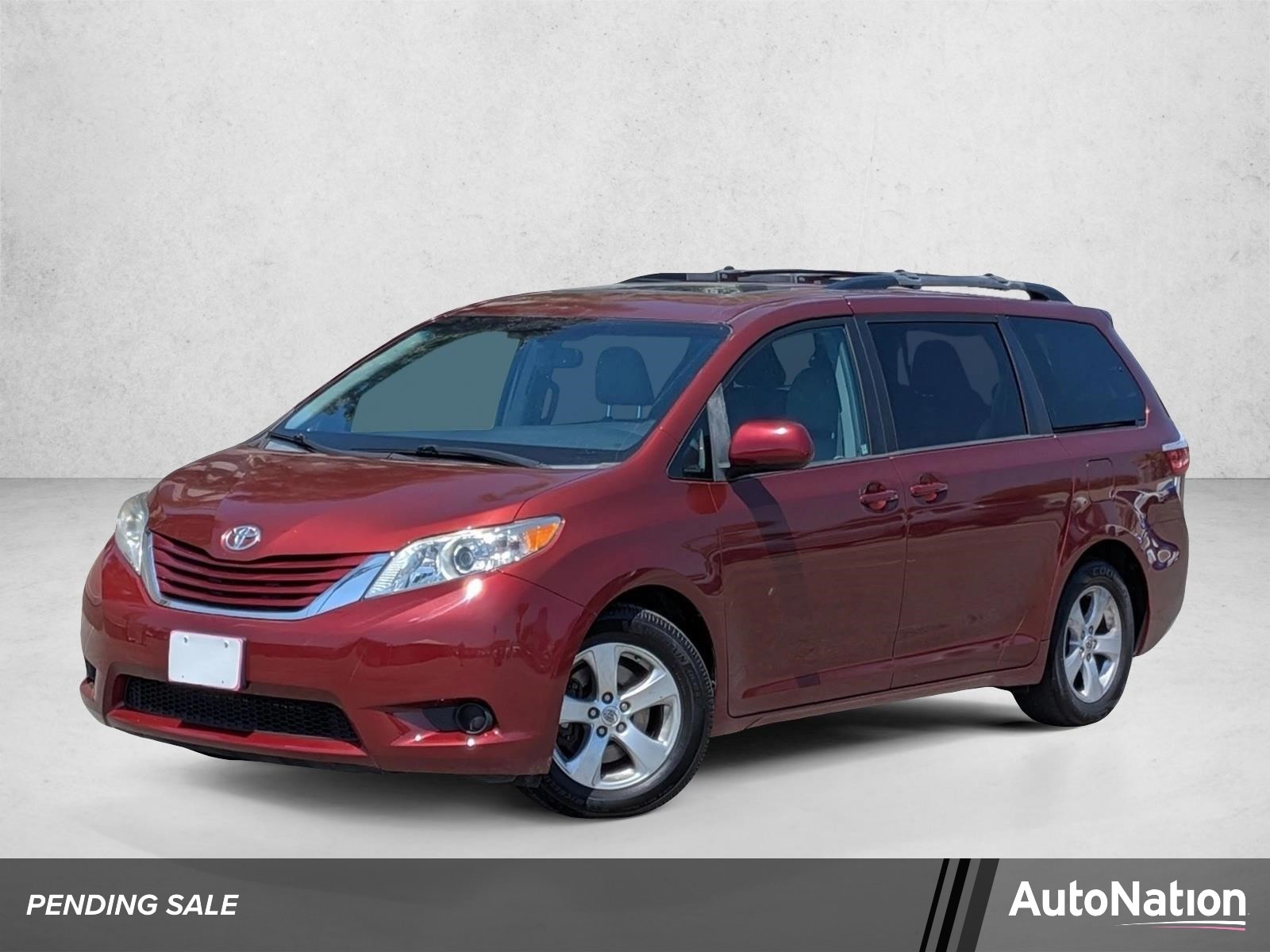 2015 Toyota Sienna LE V6 8-Passenger's photo