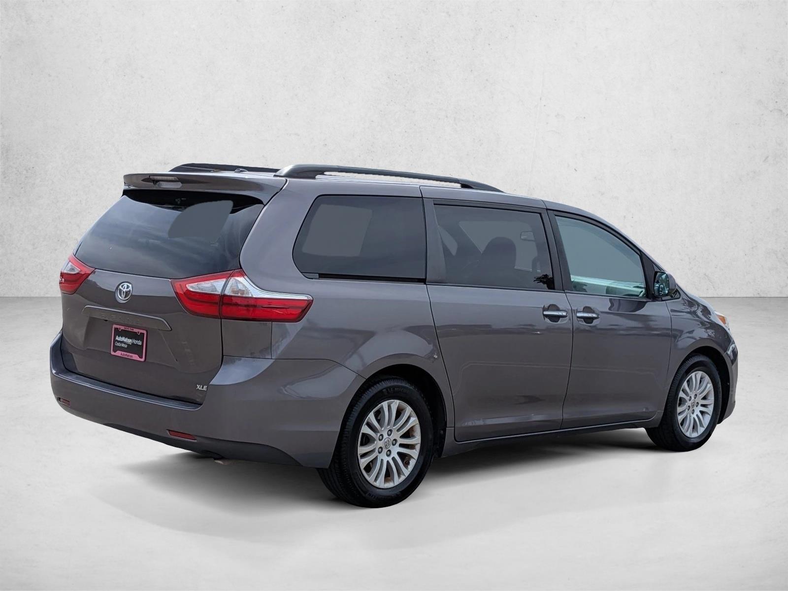 2015 Toyota Sienna XLE photo 4