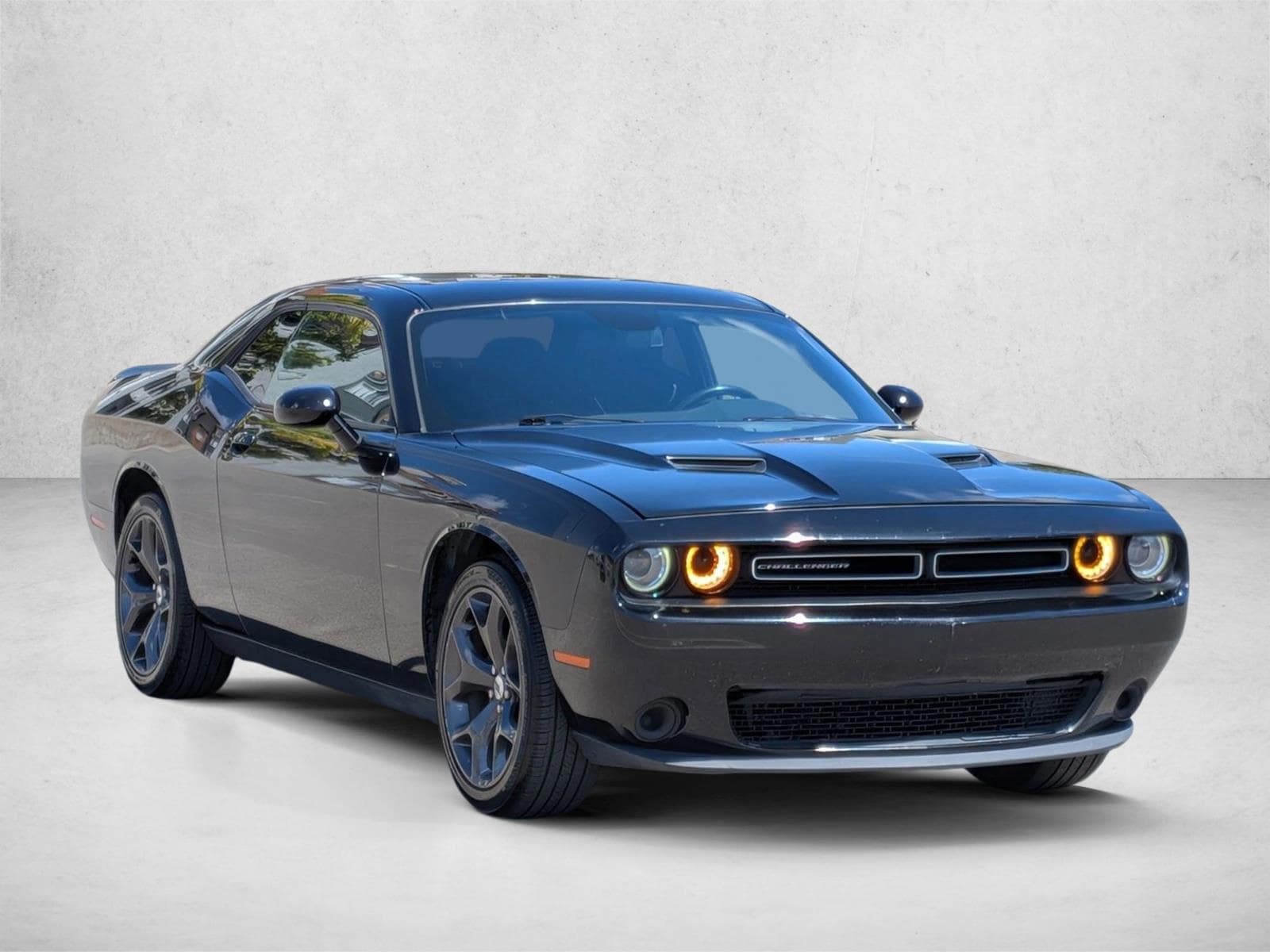 2017 Dodge Challenger SXT photo 2
