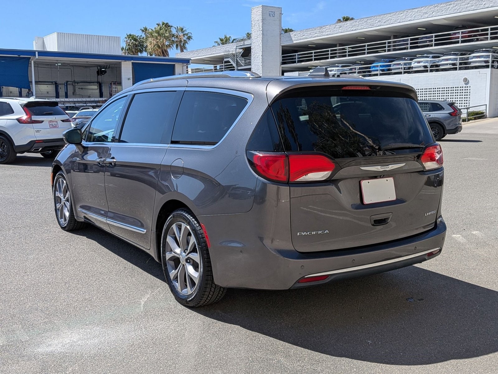 2017 Chrysler Pacifica Limited photo 3