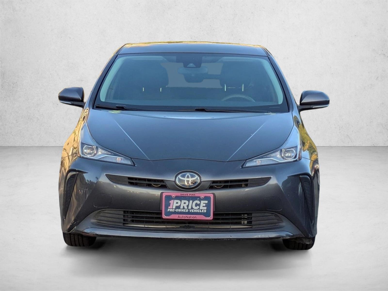 2019 Toyota Prius L photo 2