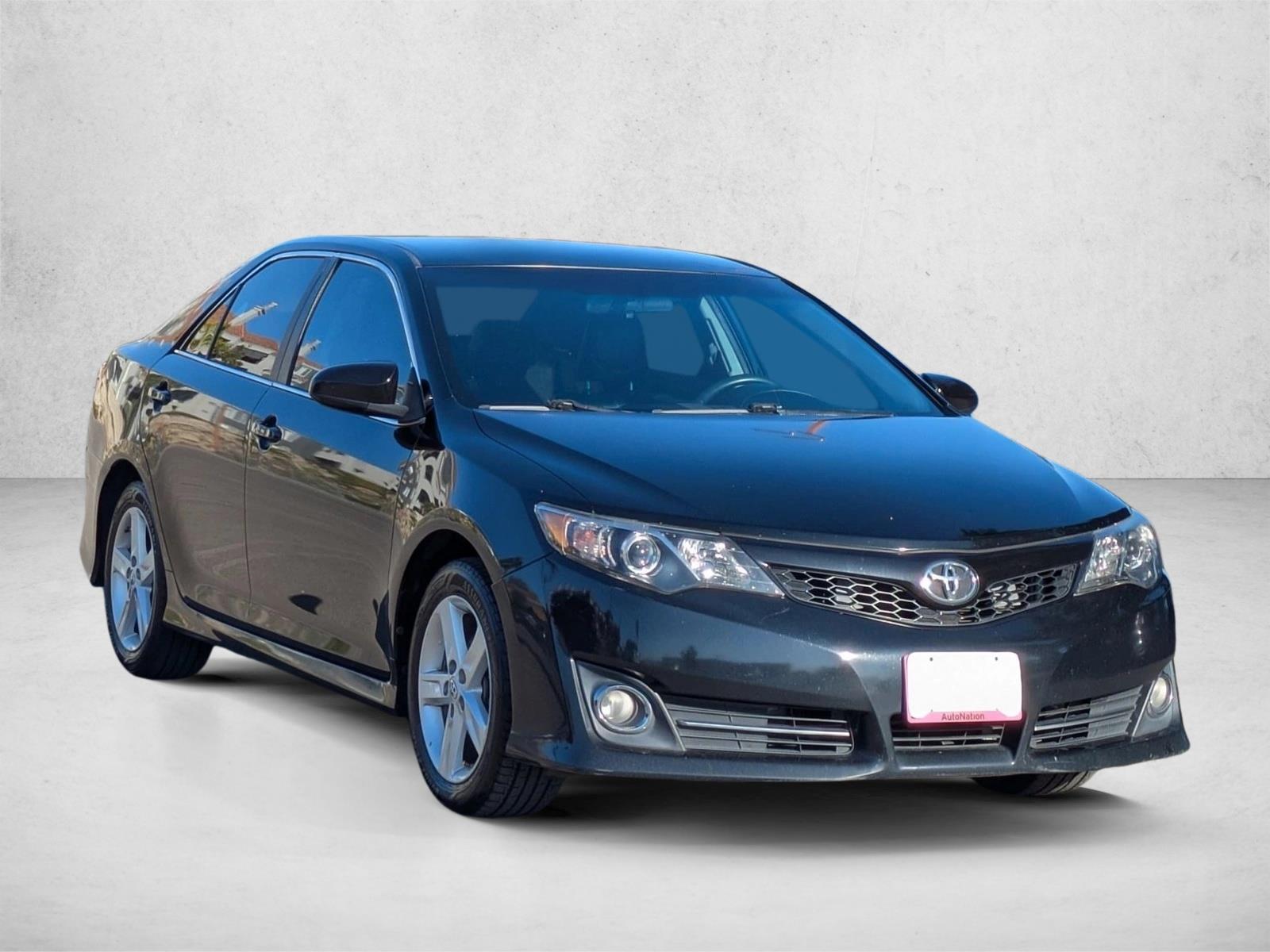 2014 Toyota Camry SE photo 3