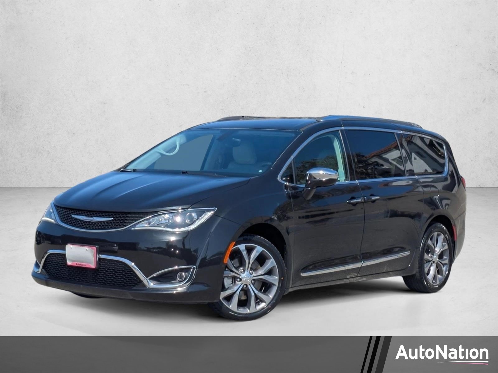 2017 Chrysler Pacifica Limited's photo
