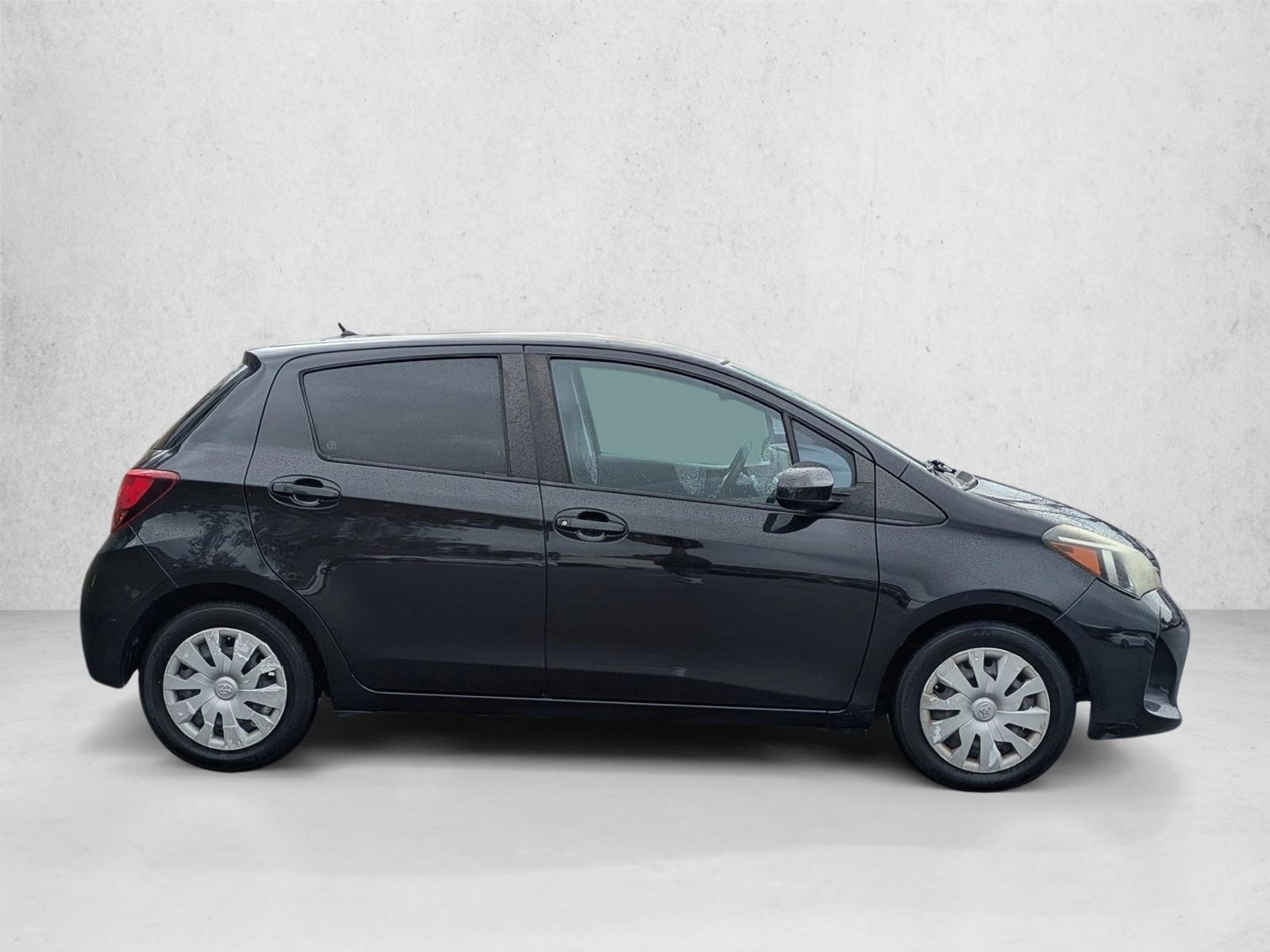 2017 Toyota Yaris 5-Door L photo 4